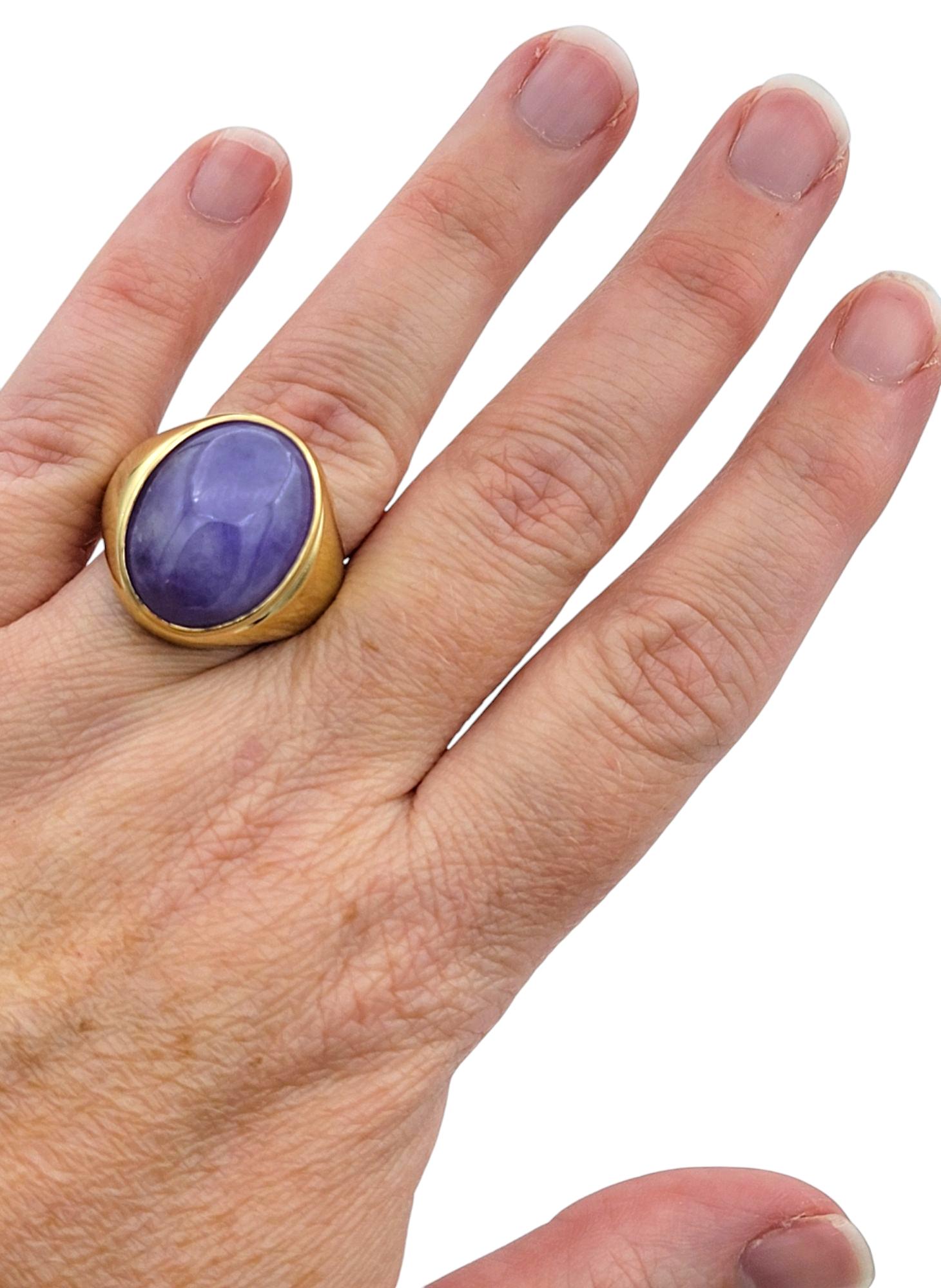 20.19 Carat Oval Cabochon Dyed Purple Jade Cocktail Ring in 14 Karat Yellow Gold For Sale 1