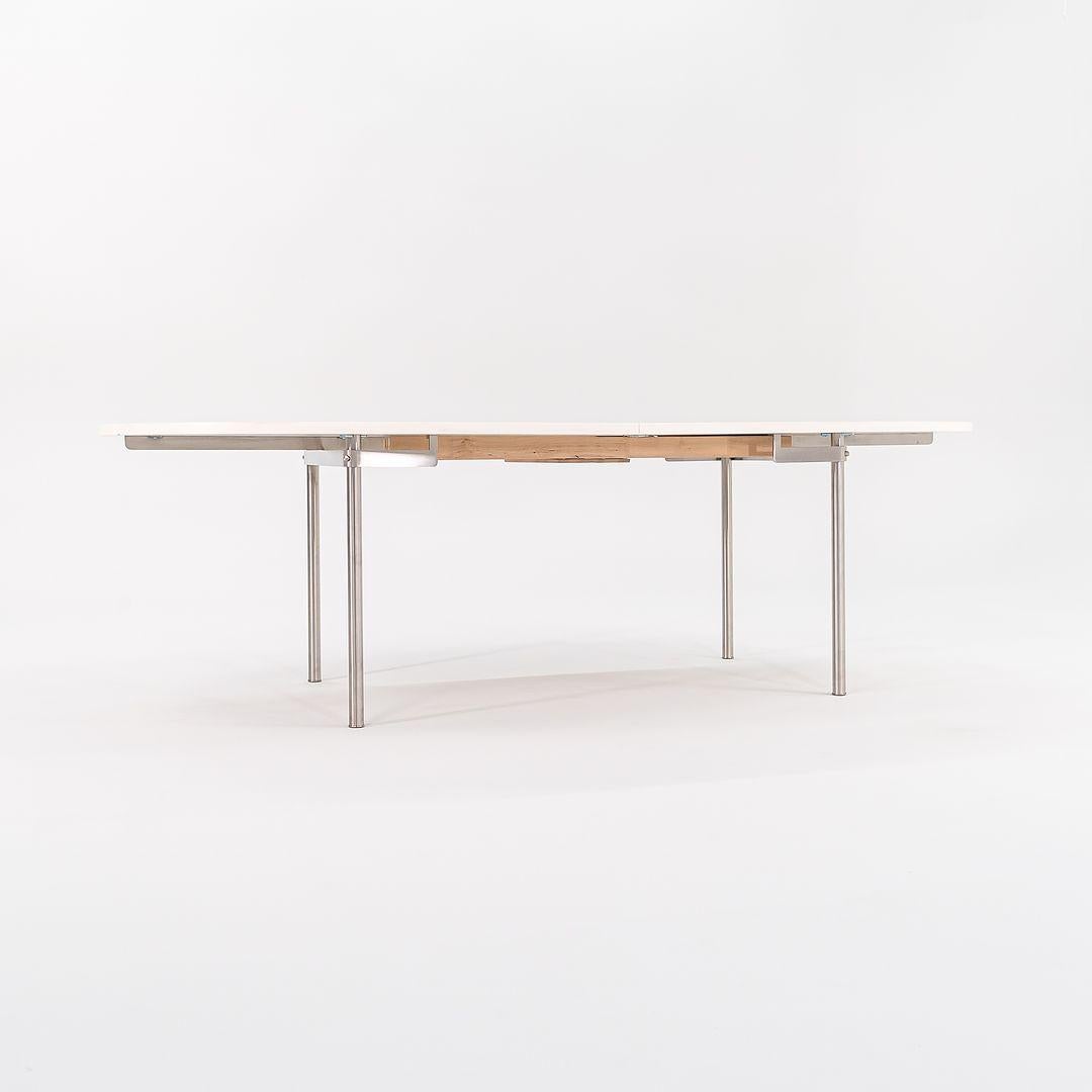 2019 Carl Hansen CH336 Mesa de comedor extensible en laminado blanco con patas de acero en venta 1