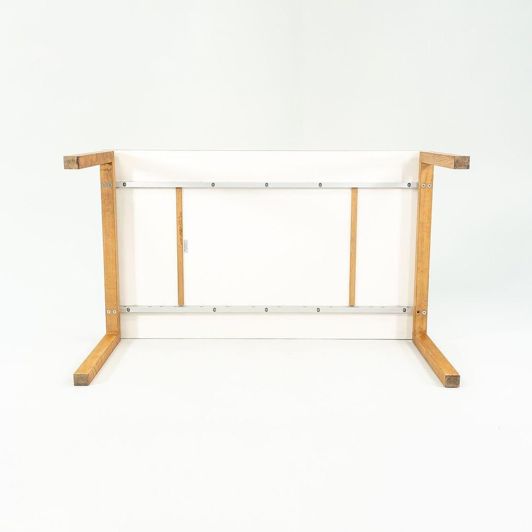 Whiting propose à la vente une table droite SH710 composée d'un cadre en chêne massif et d'un plateau en stratifié blanc. La table conçue par Strand et Hvass, produite par Carl Hansen¬† au Danemark, date d'environ 2019 et est garantie