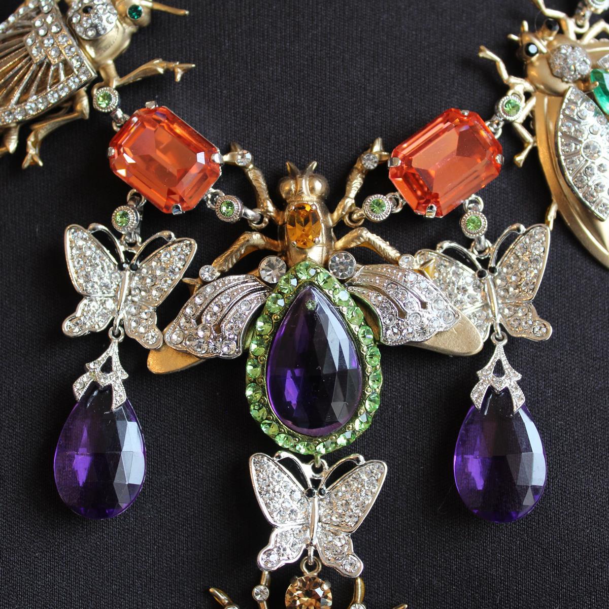 Stunning fancy piece by Carlo Zini Milano
New summer 2019 colection !
Non allergenic rhodium
Opaque Gold dipped
Bees theme
Amazing creation of swarovski crystals, rhinestones and resins
100% Artisanal work
Made in Milano
Worldwide express shipping