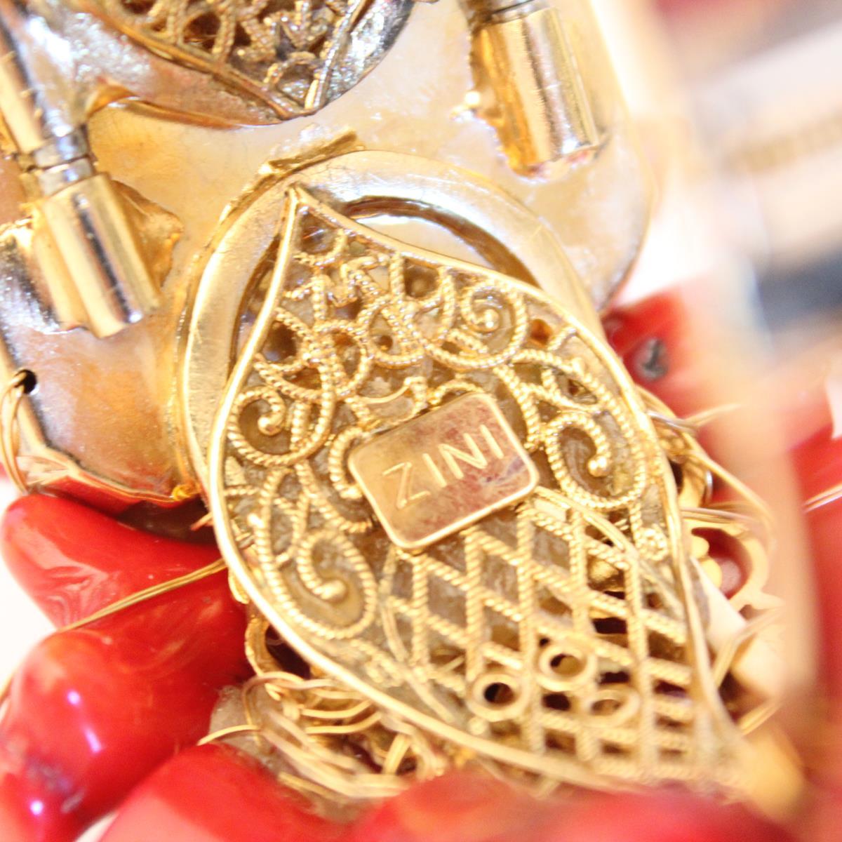 Impresionante pieza de fantasía de Carlo Zini Milano
¡Nueva colección verano 2019 !
Rodio no alergénico
Oro 18 KT bañado
Tema del mar
Sorprendente creación de cristales de swarovski y resinas con aspecto de coral
Muñeca de 17 cm (6,69