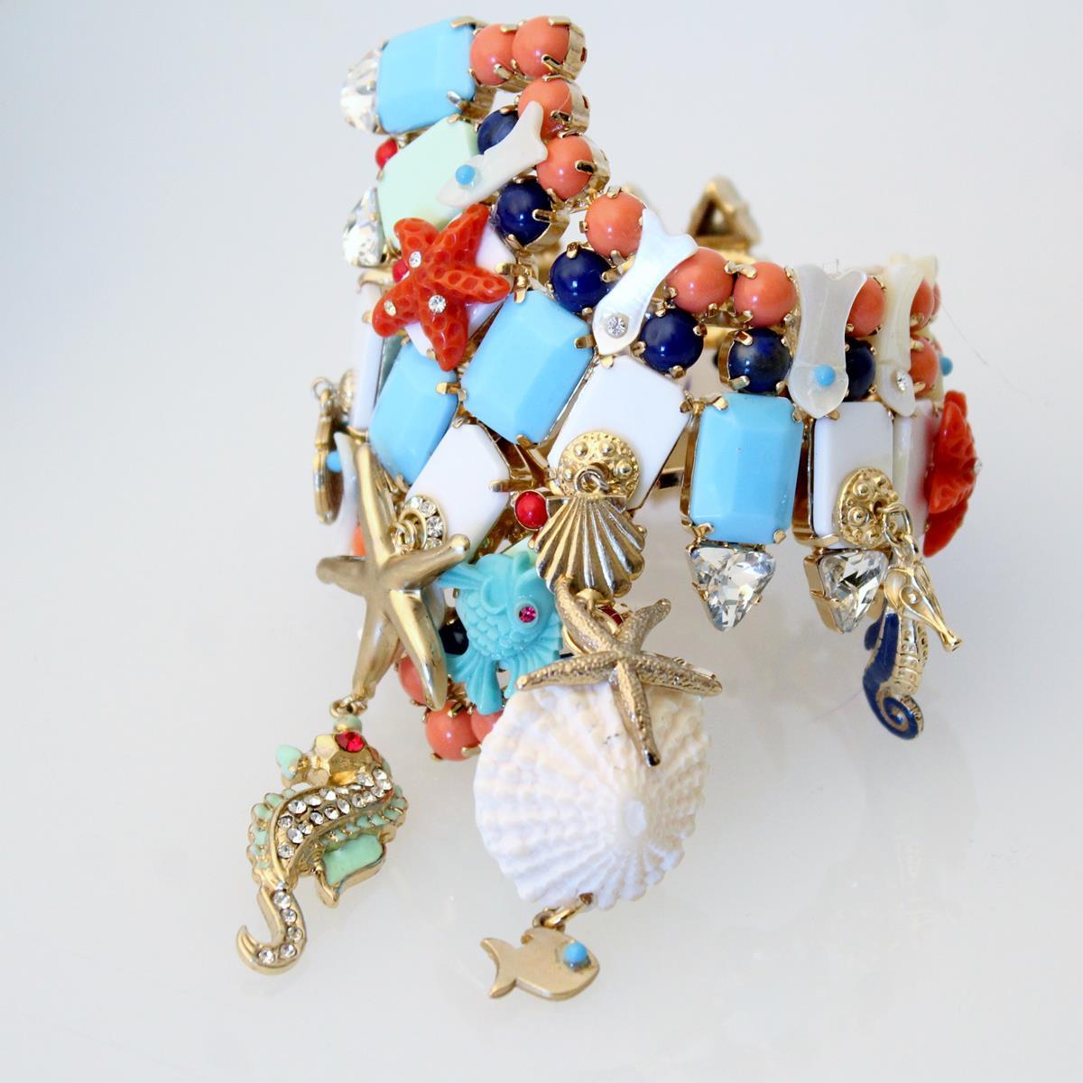 Superbe pièce de fantaisie de Carlo Zini Milano
Nouvelle collection été 2019 !
Rhodium non allergène
Opaque Gold dipped
Thème de la mer
Création étonnante de cristaux swarovski, de strass et de résines
poignet de 17 Cm (6.69 inches)
travail 100%