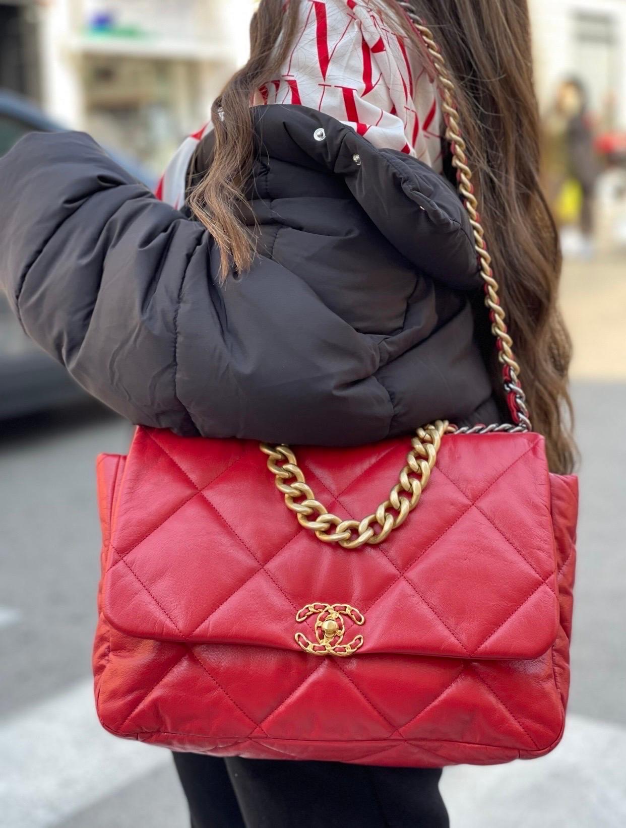 Chanel signed bag, Chanel 19 model, made of red quilted leather with golden hardware.

Equipped with an interlocking closure with CC logo, internally lined in red fabric, very roomy.

Equipped with a two-tone chain shoulder strap and a handle that