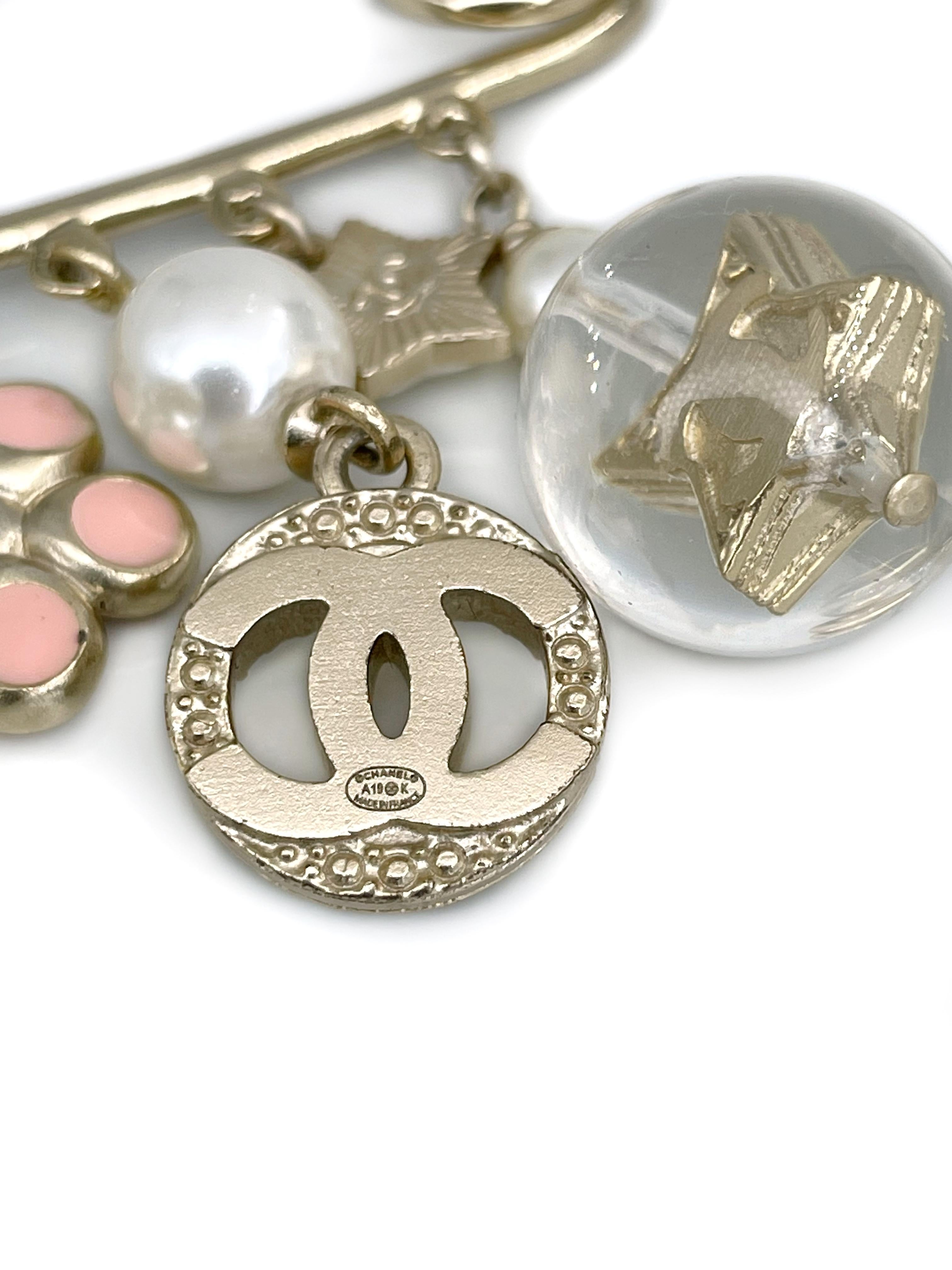 Modern 2019 Chanel A19K CC Logo Star Clover Pearl Charm Safety Pin Brooch For Sale