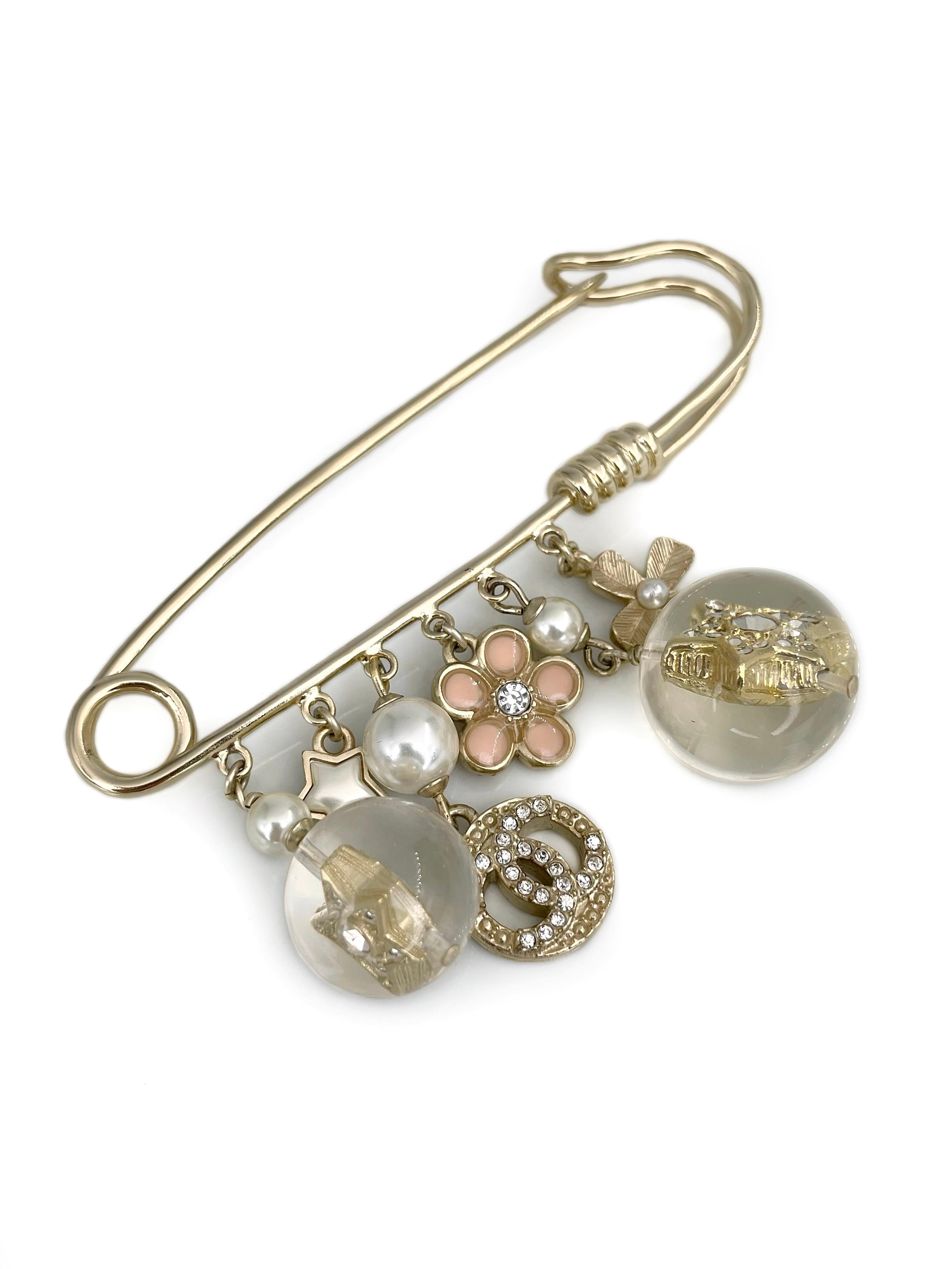 2019 Chanel A19K CC Logo Star Clover Pearl Charm Safety Pin Brooch In Good Condition For Sale In Vilnius, Vilniaus apskr.
