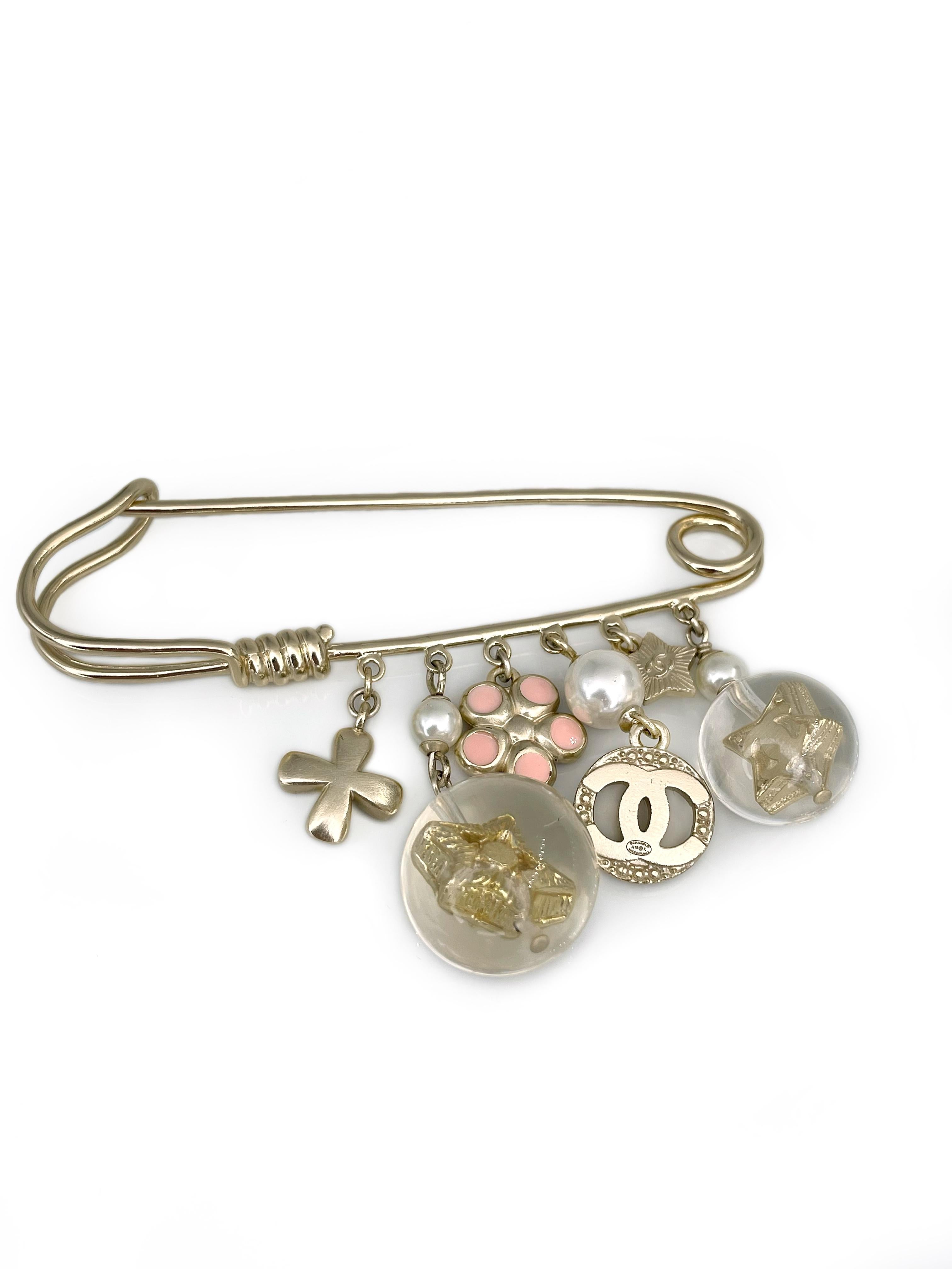 Women's 2019 Chanel A19K CC Logo Star Clover Pearl Charm Safety Pin Brooch For Sale