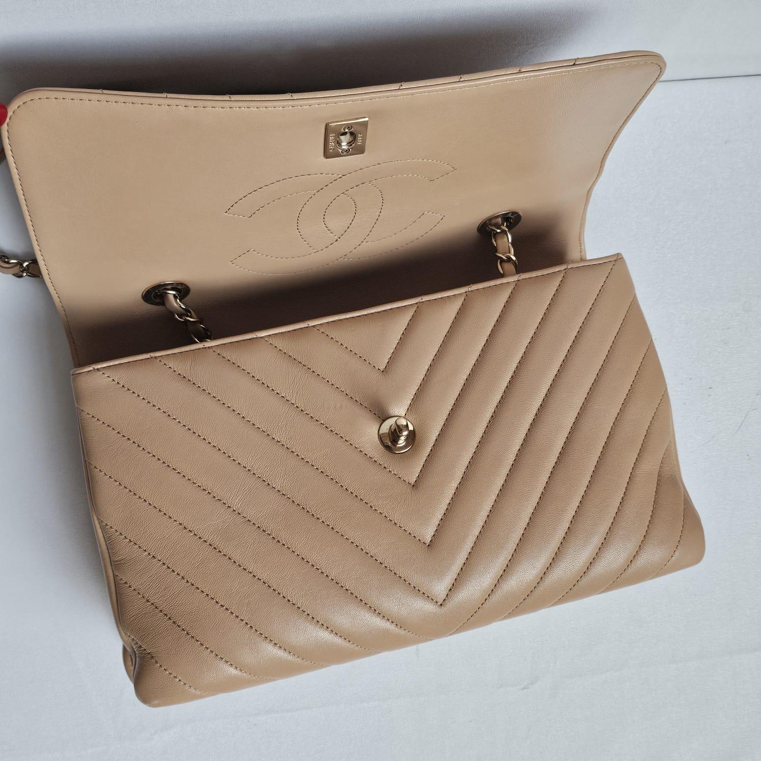 2019 Chanel Beige Chevron Quilted Medium Trendy Bag In Good Condition In Jakarta, Daerah Khusus Ibukota Jakarta