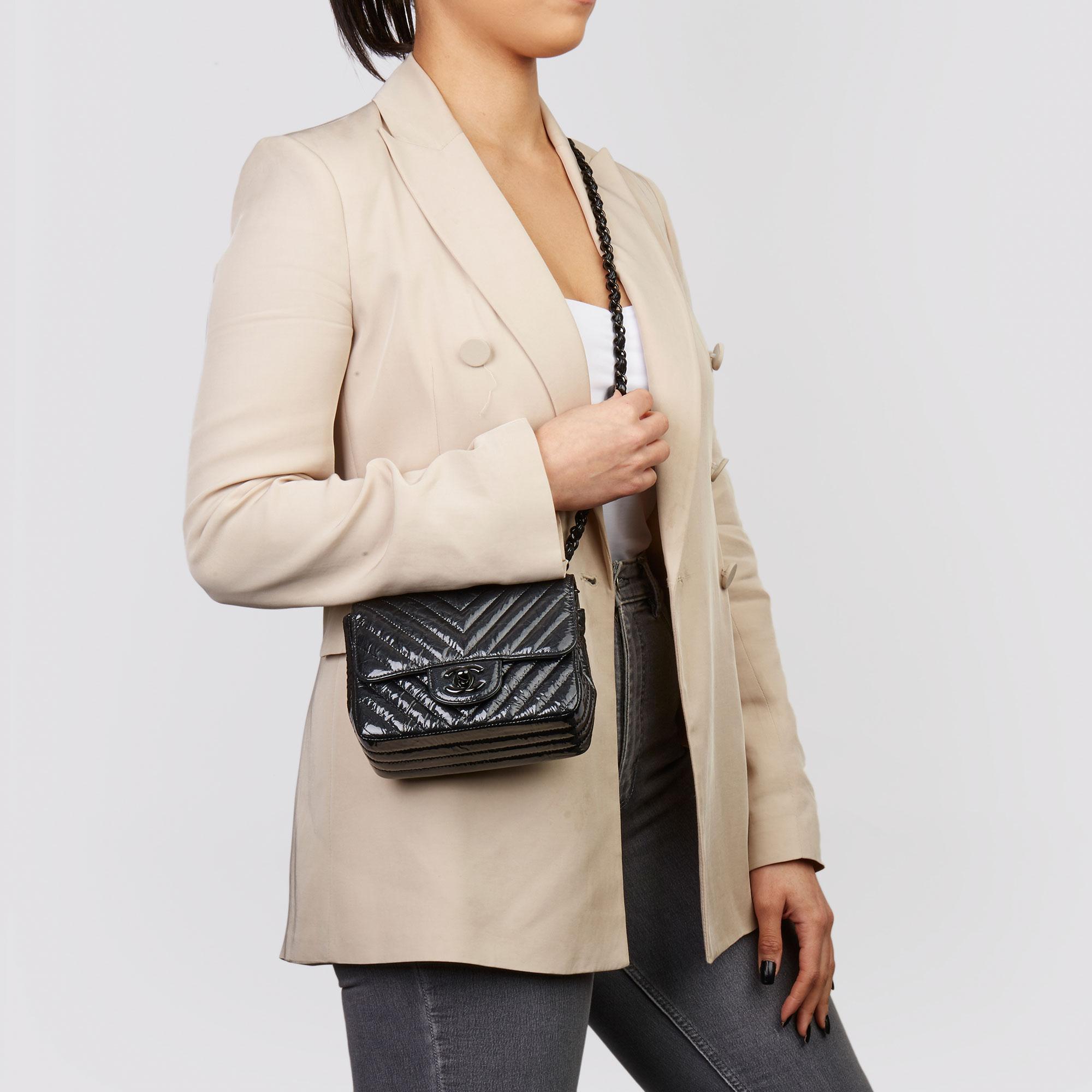 CHANEL
Black Chevron Quilted Crumpled Metallic Calfskin Leather SO Black Mini Flap Bag

Serial Number: 25853358
Age (Circa): 2019
Accompanied By: Chanel Dust Bag, Box
Authenticity Details: Date Stamp (Made in Italy) 
Gender: Ladies
Type: Shoulder,
