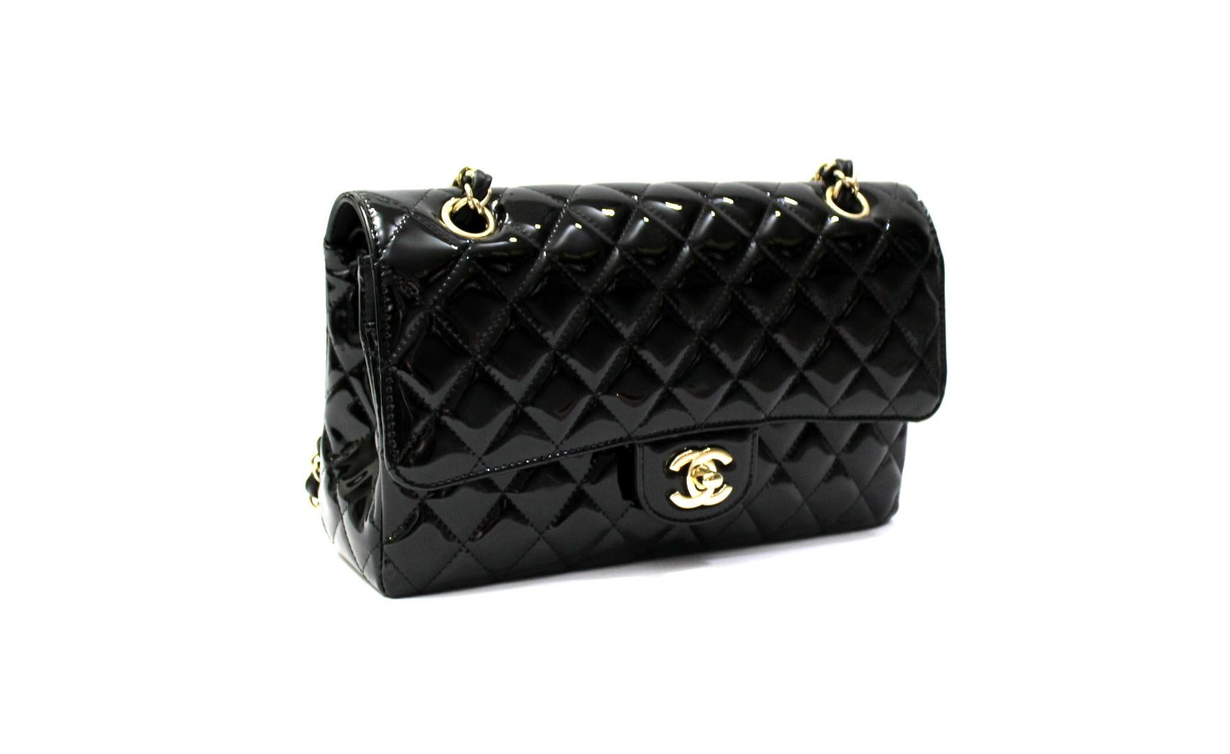 Chanel model 2.55 double-flap bag made of black patent leather with gold hardware.
Double CC closure, inside in quite roomy leather.
Equipped with leather shoulder strap and sliding chain.
The bag is in excellent condition, year 2019 with card.