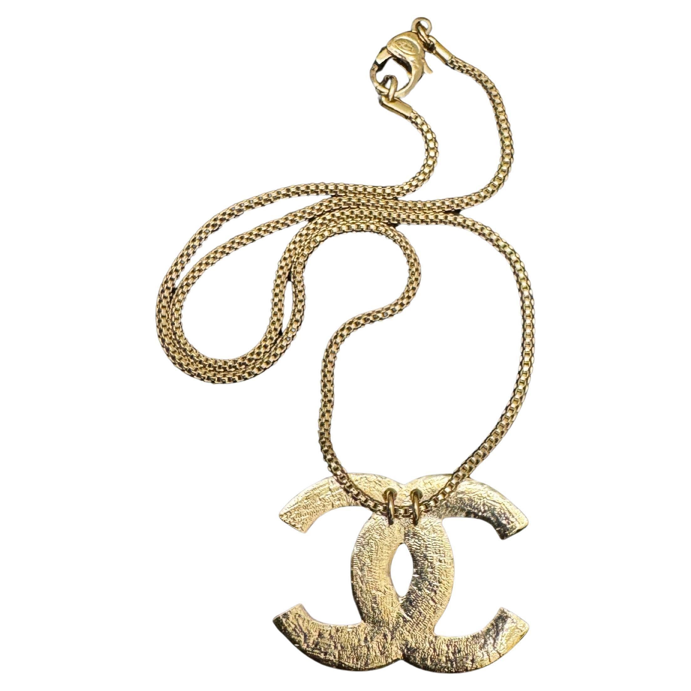 This CHANEL chain necklace is crafted of champagne gold-toned metal chain featuring a CC pendant embellished with amber-colored resin mosaics. Lobster clasp closure. Stamped B19 A CHANEL made in Italy. Measures approximately 17 inches (43 cm) Charm