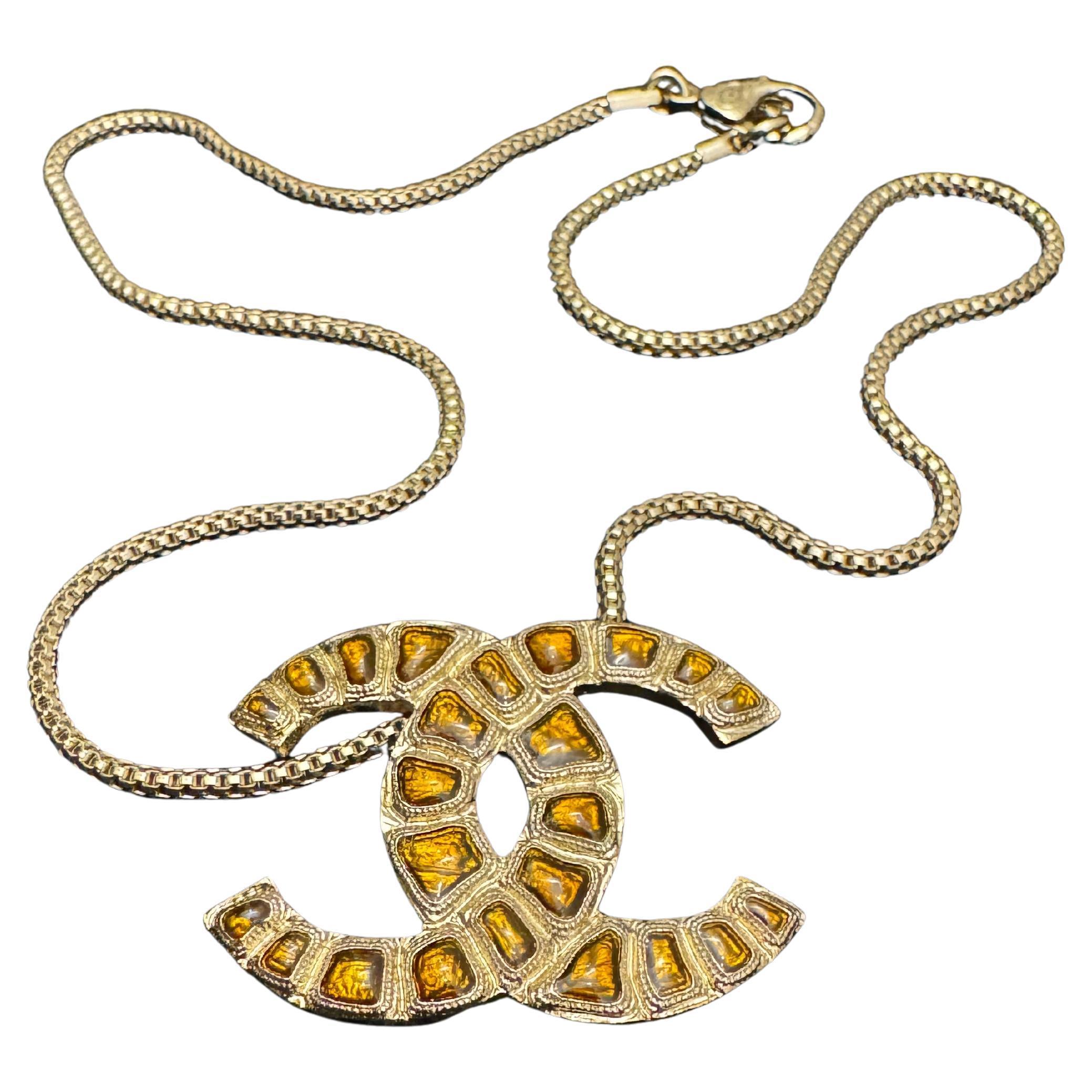 2019 CHANEL Along the Nile Resin Gold-Toned Chain Necklace Amber In Excellent Condition For Sale In Bangkok, TH