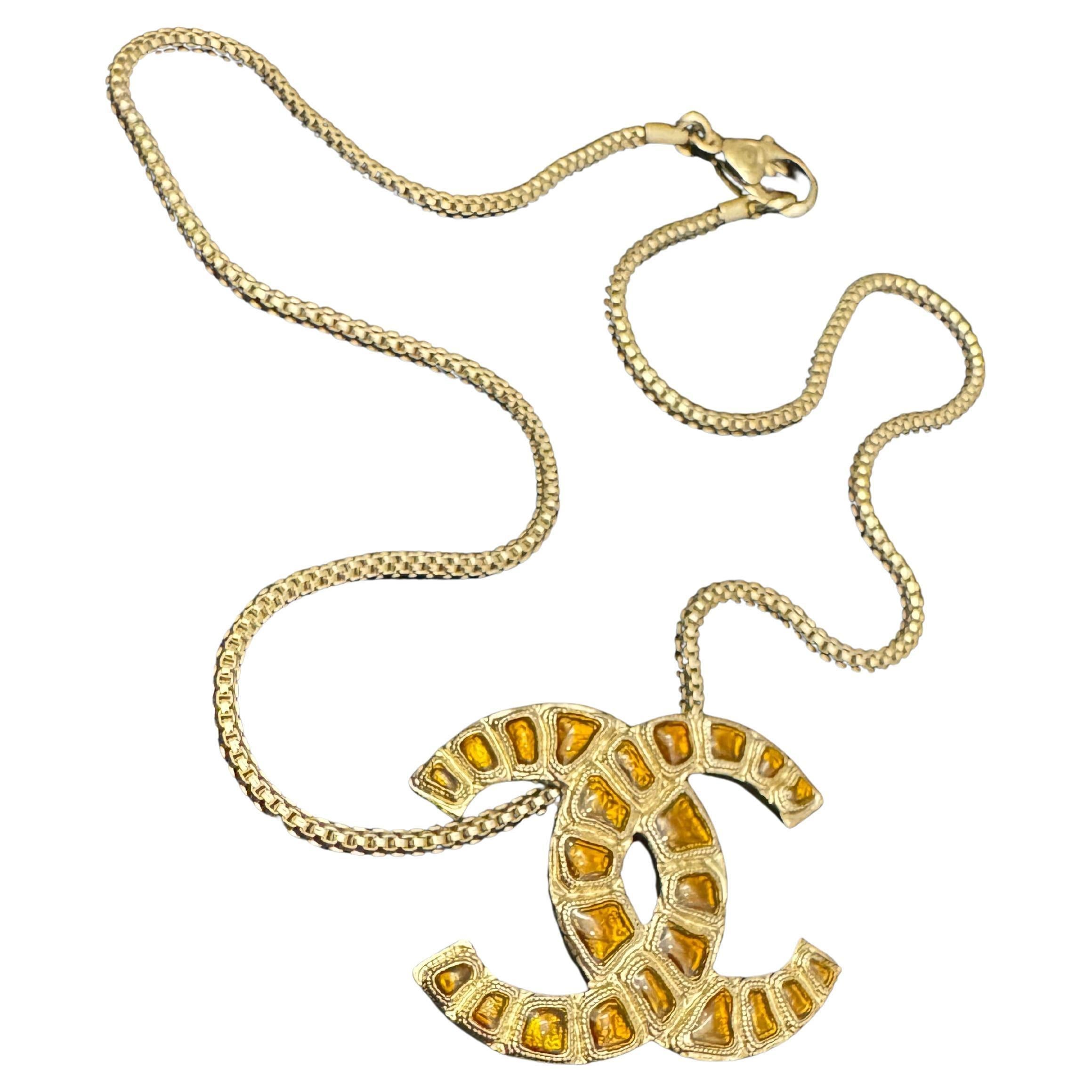 2019 CHANEL Along the Nile Resin Gold-Toned Chain Necklace Amber For Sale 2