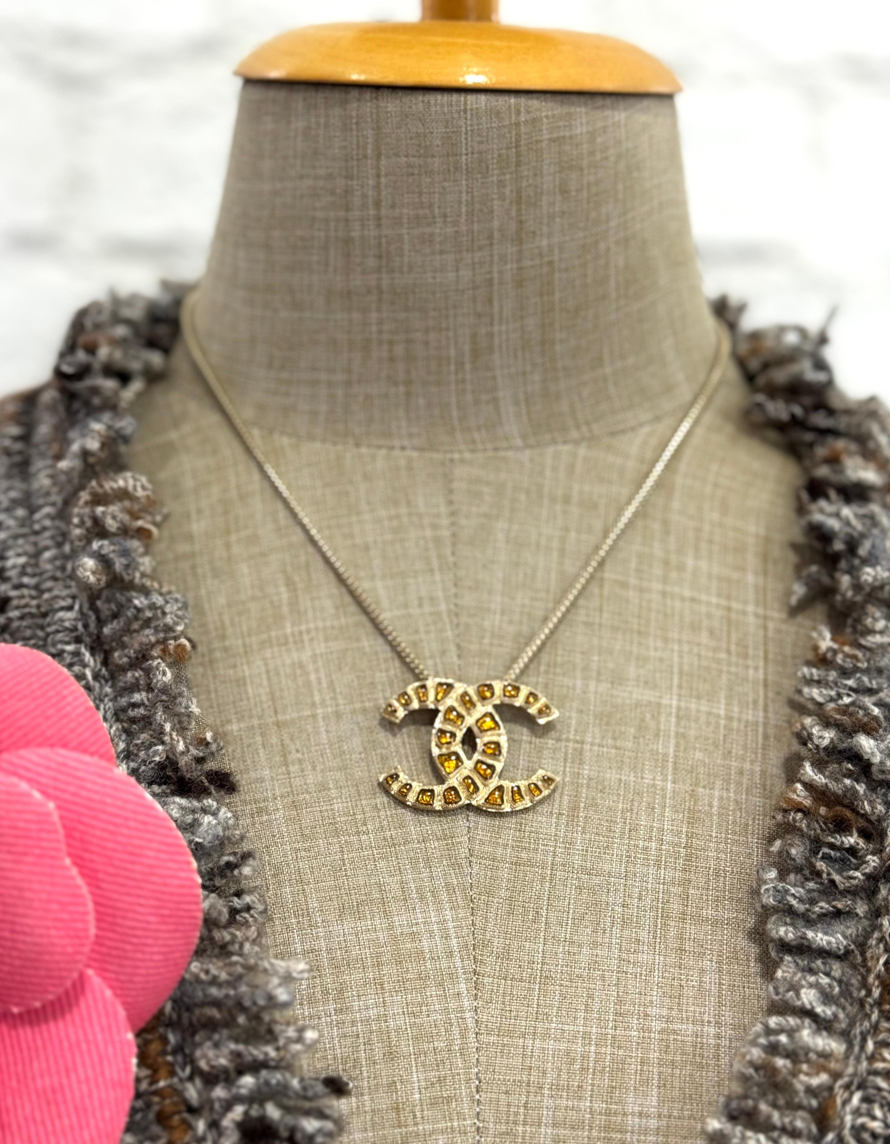2019 CHANEL Along the Nile Resin Gold-Toned Chain Necklace Amber For Sale 3