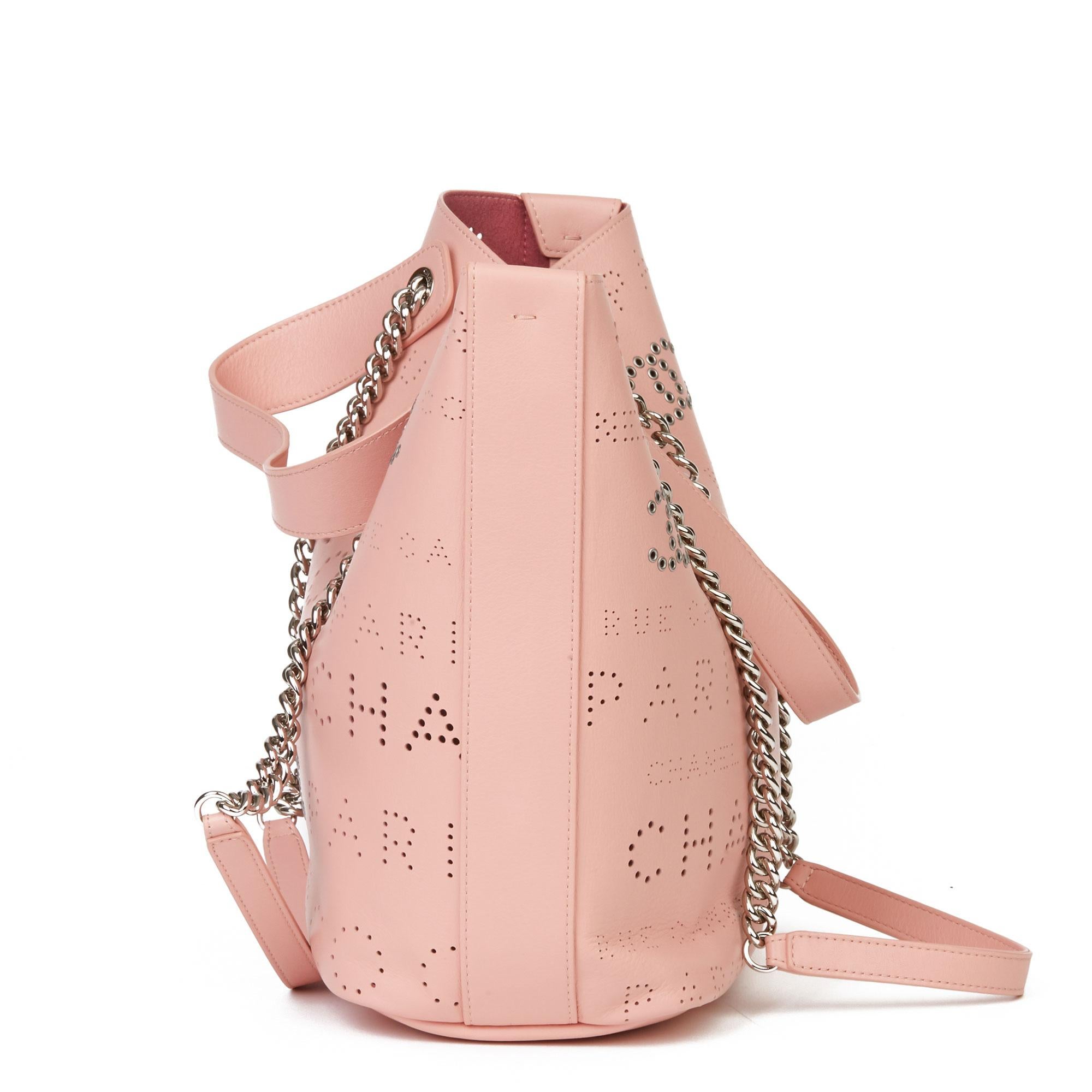 CHANEL
Rosa Kalbsleder Logo Ösen Einkaufstasche mit Tweed Tasche

Xupes-Referenz: HB3628
Seriennummer: 27356326
Alter (ca.): 2019
Begleitet von: Tweed-Beutel
Details zur Authentizität: Serienaufkleber (Made in Italy) 
Geschlecht: Damen
Typ: Tote,