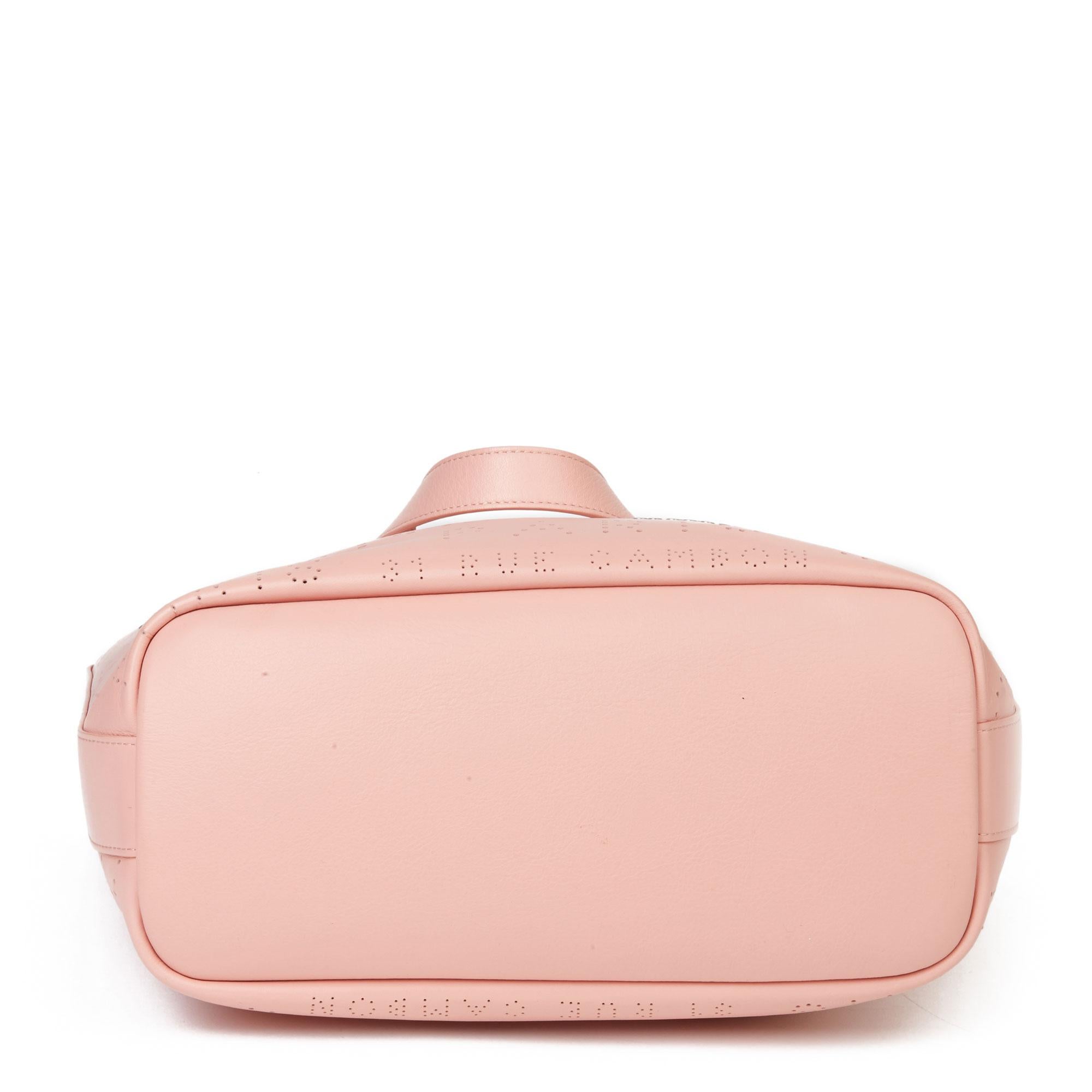 2019 Chanel 2019 Chanel Rosa Kalbsleder Logo Eyelets Einkaufstasche mit Tweedbeutel im Zustand „Hervorragend“ in Bishop's Stortford, Hertfordshire