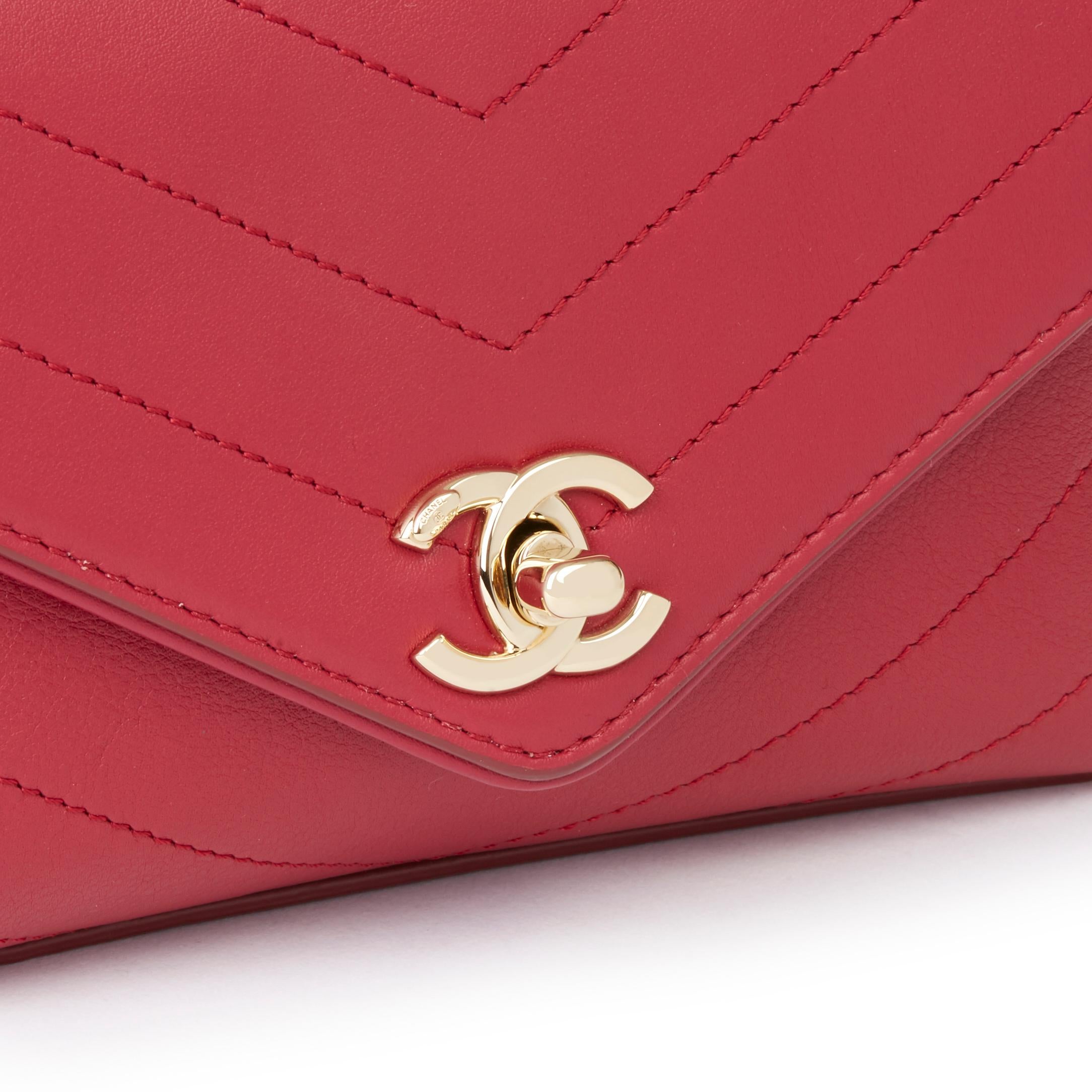 2019 Chanel Red Chevron Quilted Calfskin Leather Coco Waist Bag In Excellent Condition In Bishop's Stortford, Hertfordshire