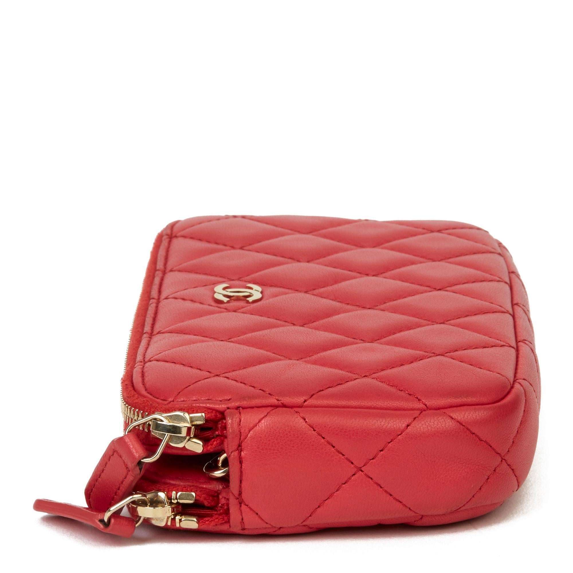 2019 Chanel Rotes gestepptes Lammfell Doppeltes Reißverschluss Portemonnaie an Kette WOC im Zustand „Hervorragend“ in Bishop's Stortford, Hertfordshire