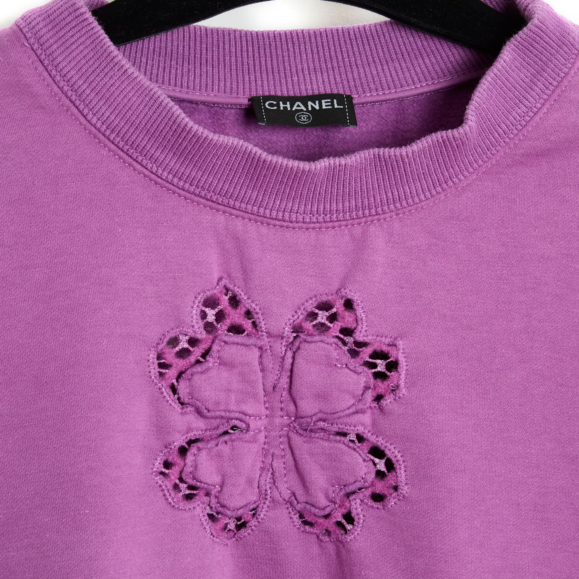 Top Chanel circa 2019 sweatshirt in cotton fleece and cashmere (10%) between pink and purple, openwork embroidery on the chest, with a clover motif, and on the back, with the Chanel logo motif, bottom of the sweatshirt bordered with coordinated