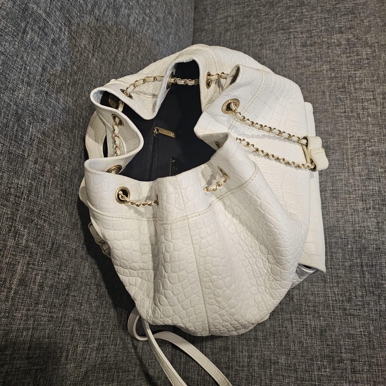 Chanel, grand sac à dos à cordon en cuir embossé au croco blanc, 2019 en vente 5