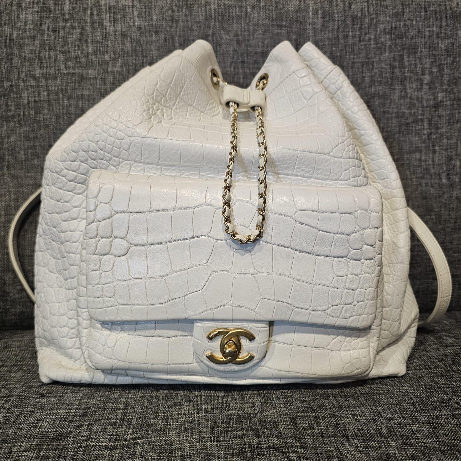 Chanel, grand sac à dos à cordon en cuir embossé au croco blanc, 2019 en vente 7