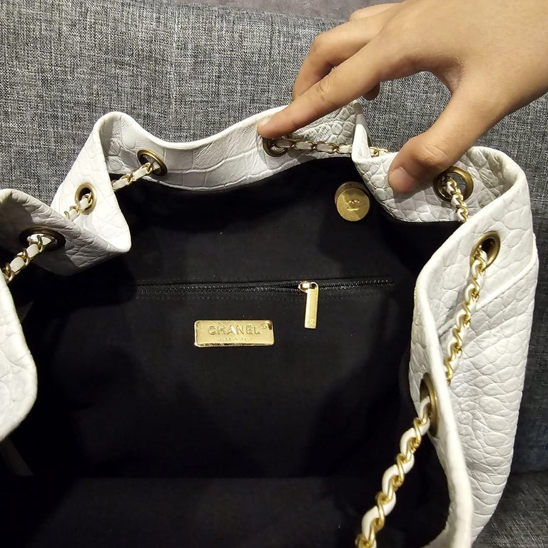 2019 Chanel White Croc Embossed Leather Large Drawstring Backpack Zaino grande con coulisse in vendita su 1stDibs