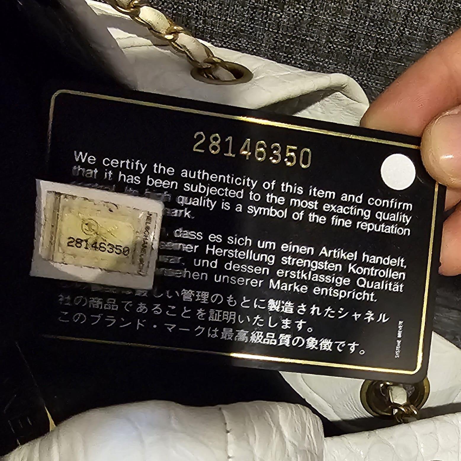 Chanel, grand sac à dos à cordon en cuir embossé au croco blanc, 2019 en vente 9