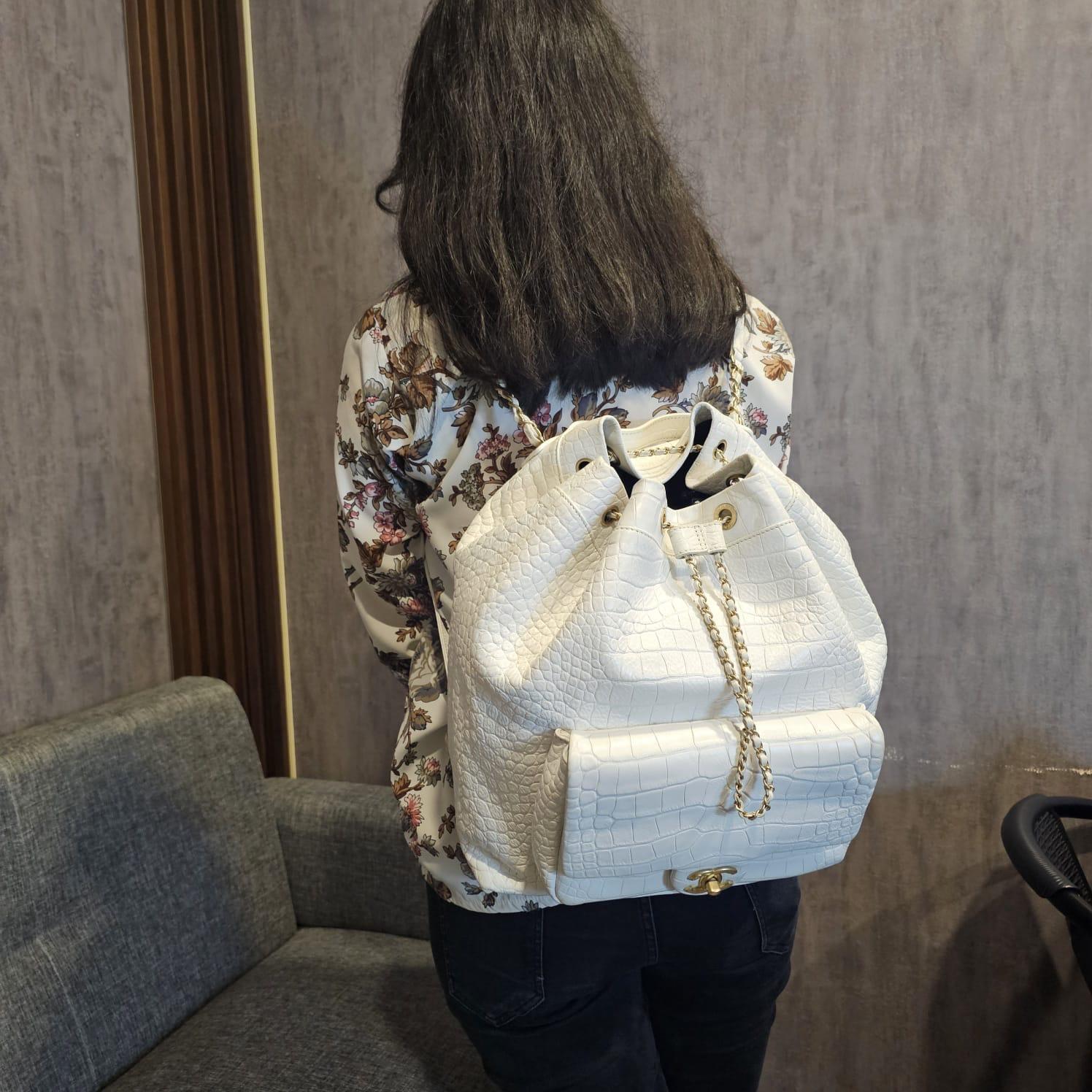 Chanel, grand sac à dos à cordon en cuir embossé au croco blanc, 2019 en vente 10