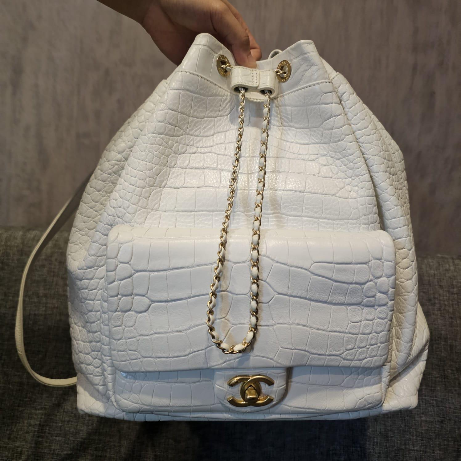 Chanel, grand sac à dos à cordon en cuir embossé au croco blanc, 2019 en vente 11