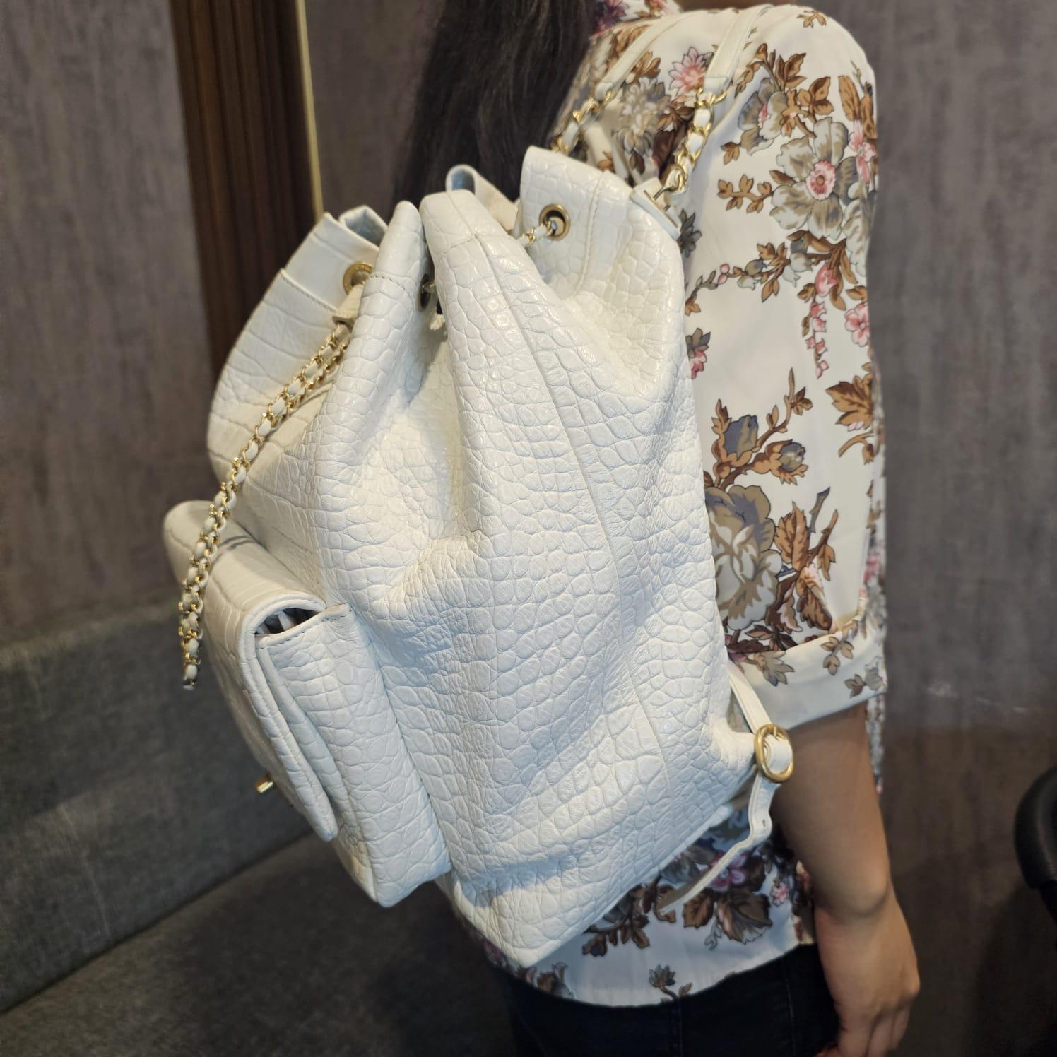 Chanel, grand sac à dos à cordon en cuir embossé au croco blanc, 2019 en vente 12