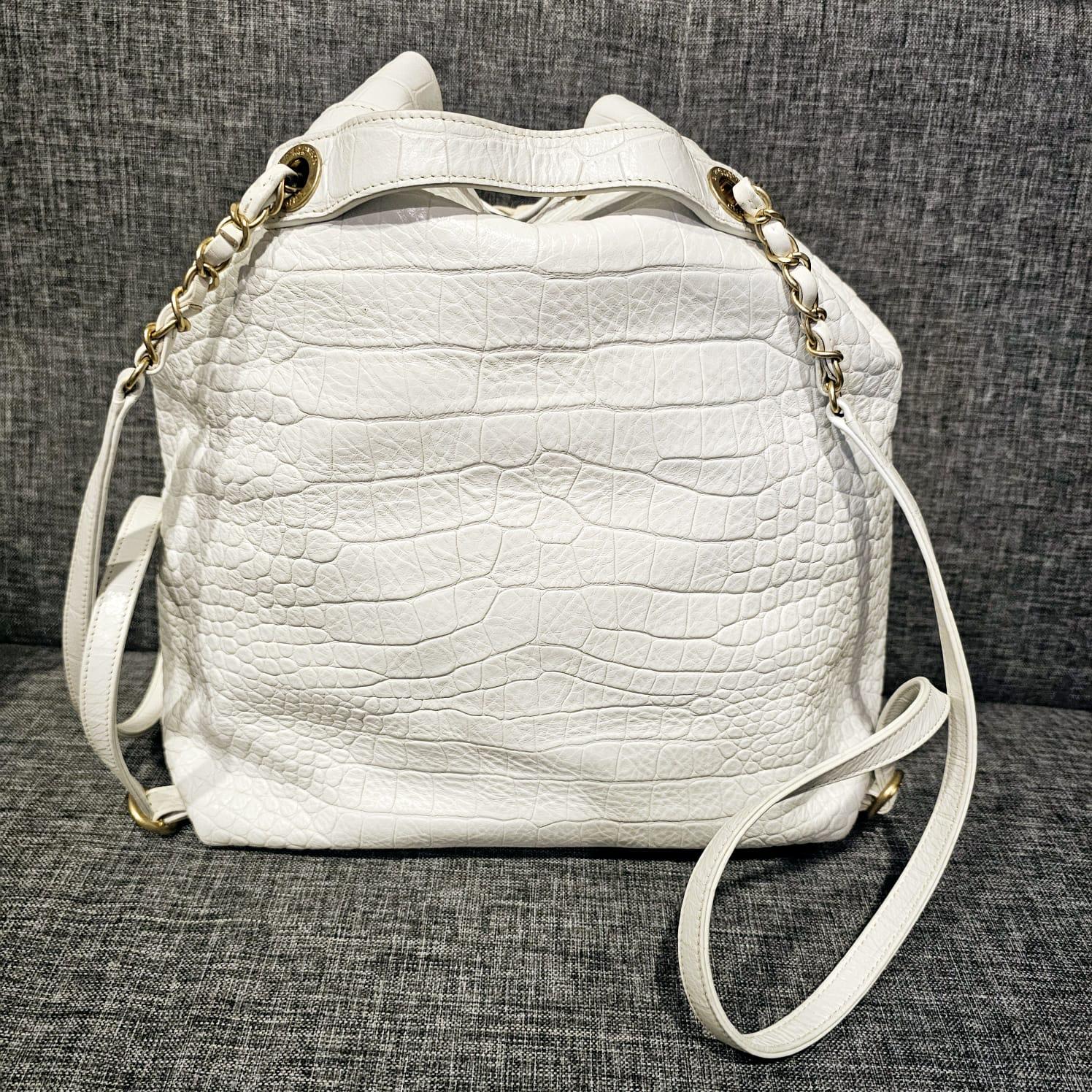 Magnifique sac à dos en relief en croc de la collection 2019. Grande taille. Un bon sac à dos pour le quotidien. L'ensemble présente de légers signes d'usure, avec de légers frottements sur les coins et un ternissement sur la quincaillerie.
