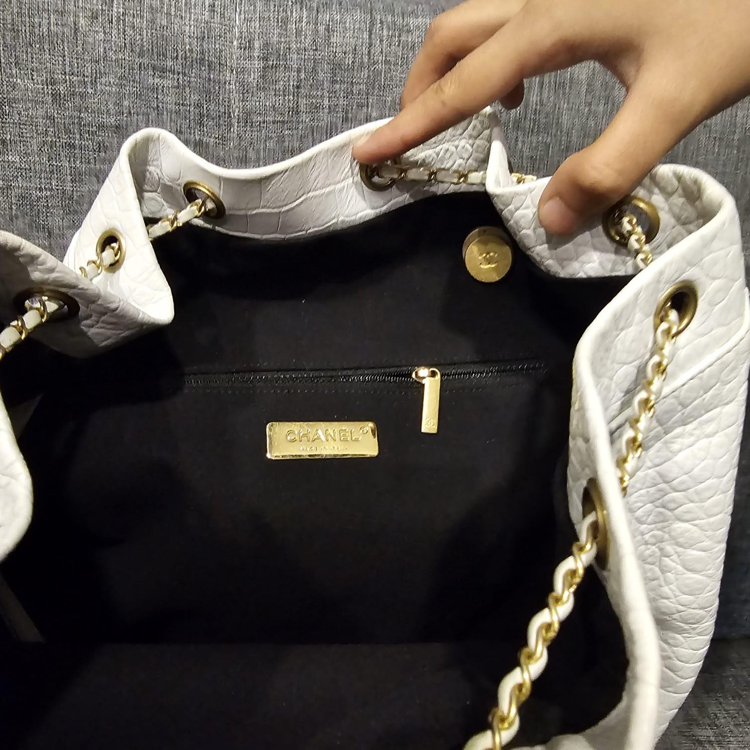 Gris Chanel, grand sac à dos à cordon en cuir embossé au croco blanc, 2019 en vente