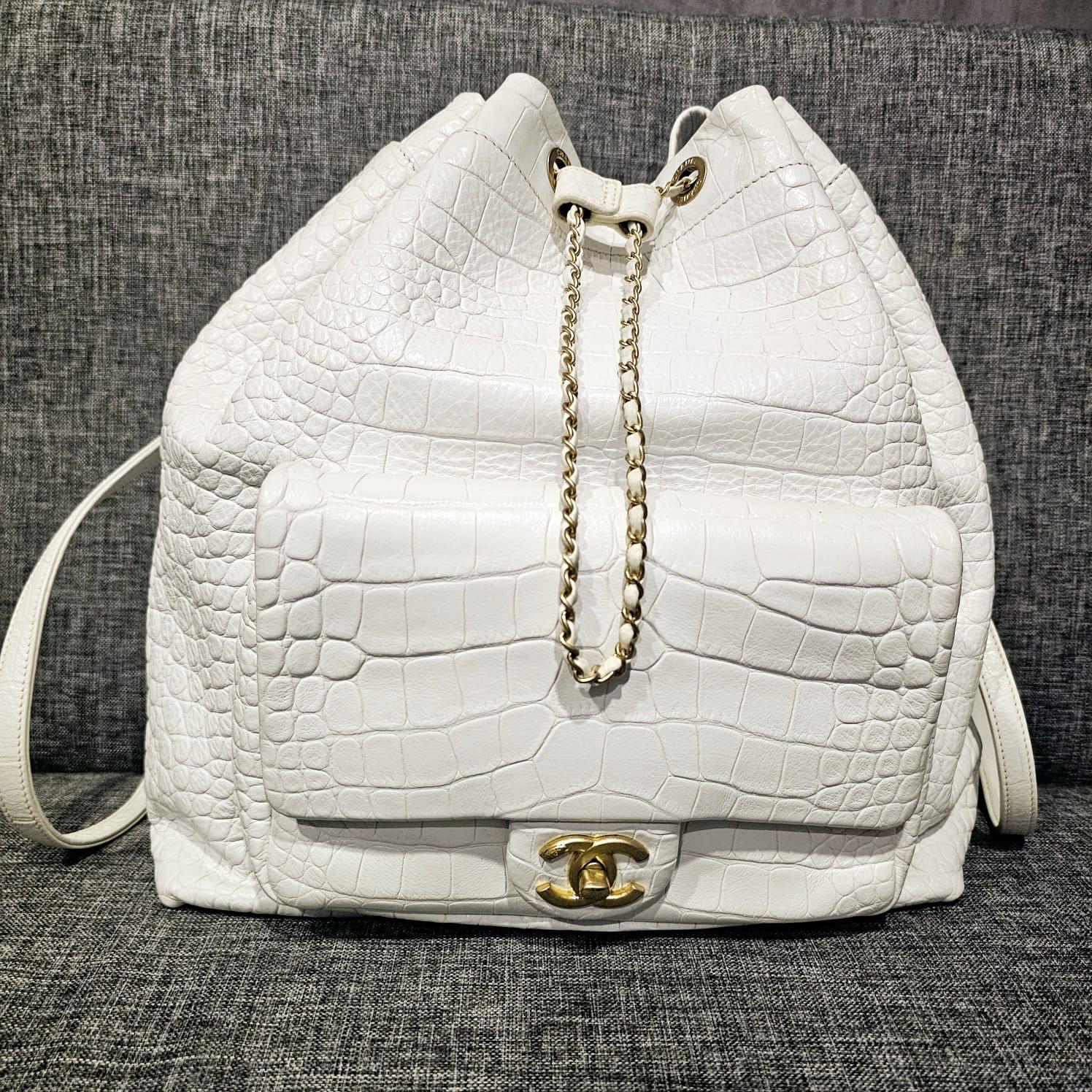 Chanel, grand sac à dos à cordon en cuir embossé au croco blanc, 2019 Unisexe en vente