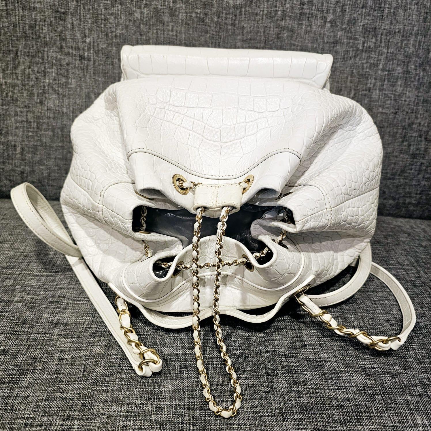 Chanel, grand sac à dos à cordon en cuir embossé au croco blanc, 2019 en vente 1