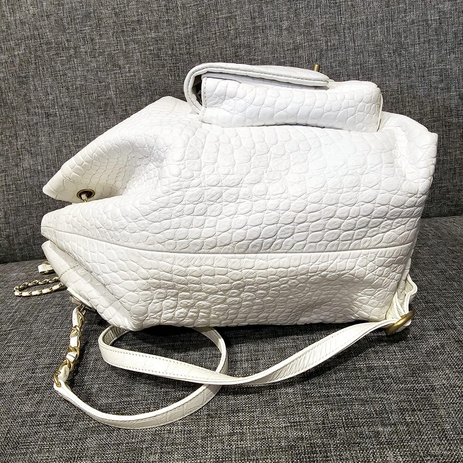 Chanel, grand sac à dos à cordon en cuir embossé au croco blanc, 2019 en vente 2