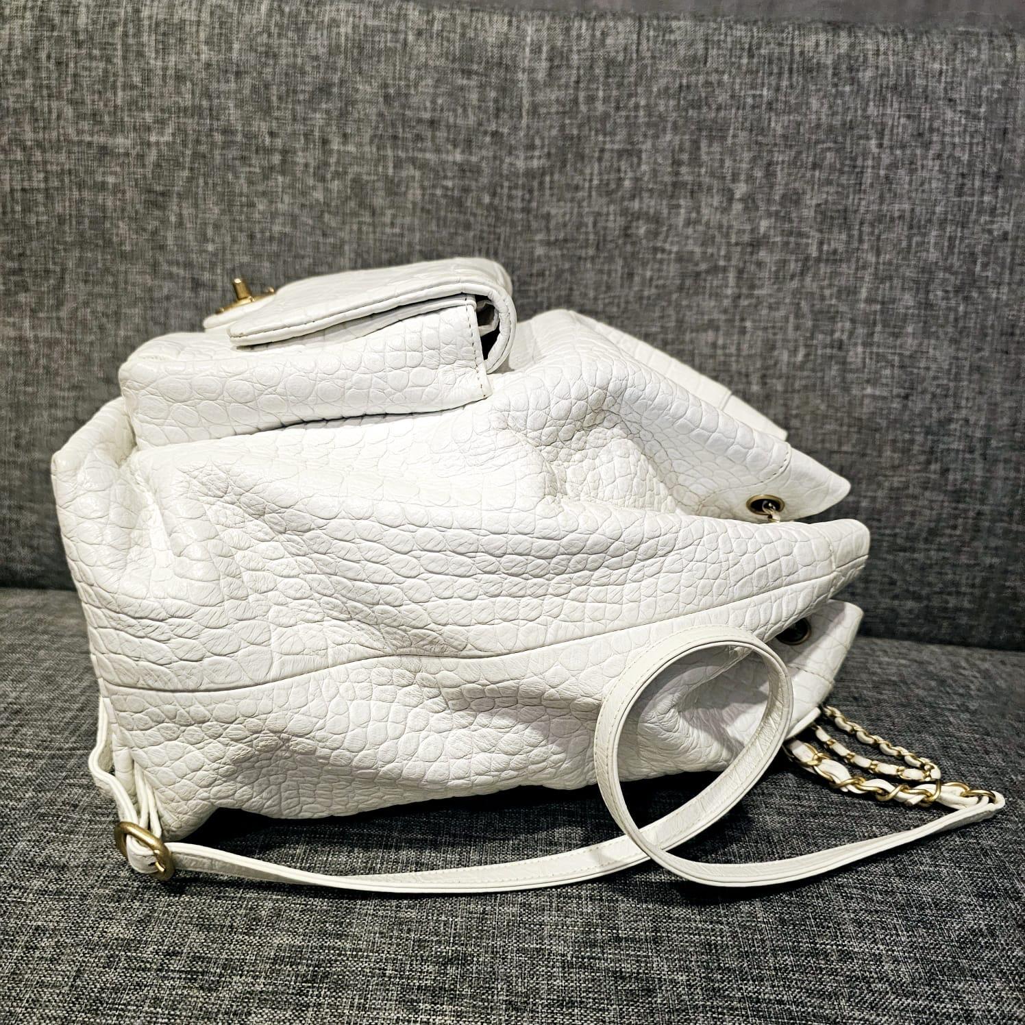 Chanel, grand sac à dos à cordon en cuir embossé au croco blanc, 2019 en vente 3