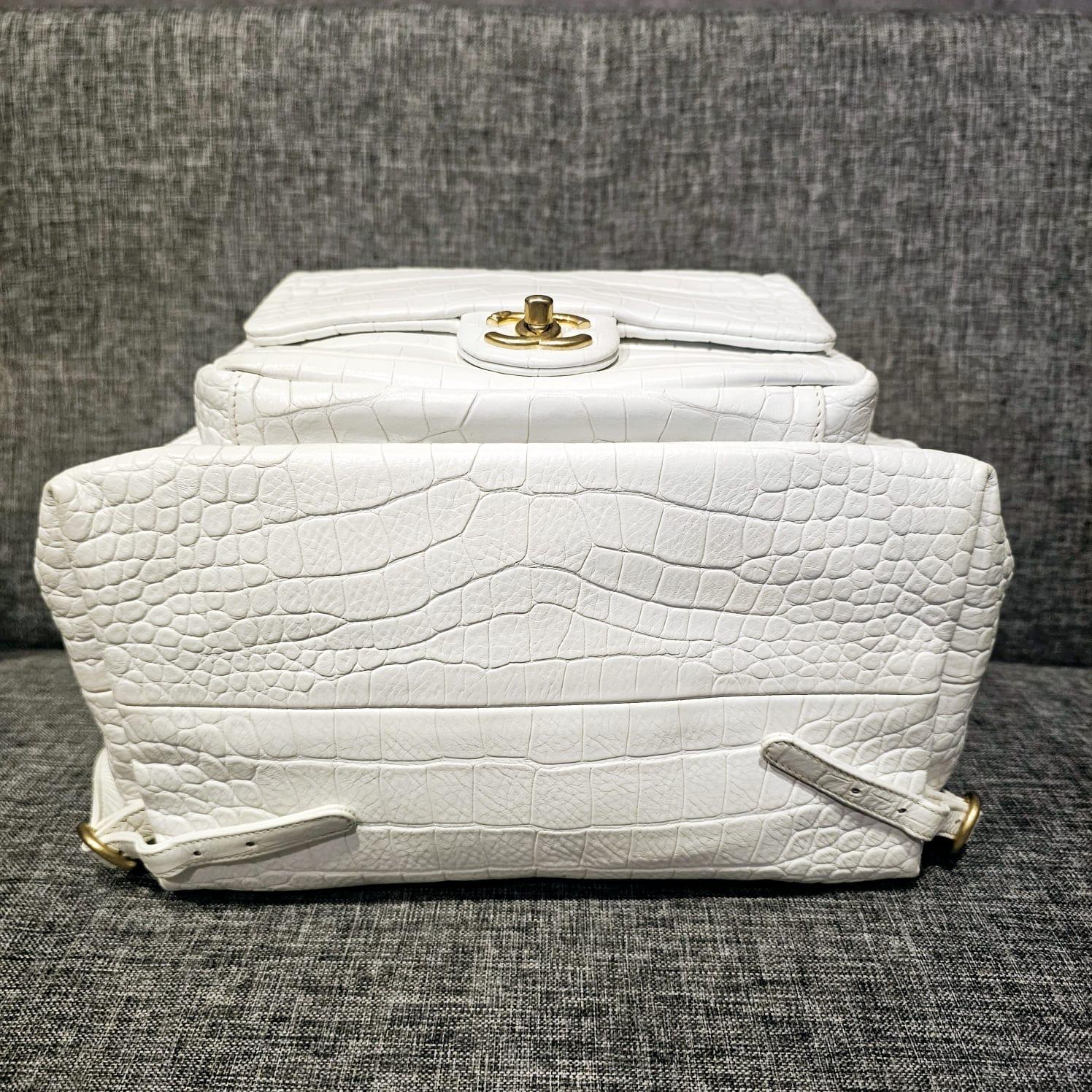 Chanel, grand sac à dos à cordon en cuir embossé au croco blanc, 2019 en vente 4
