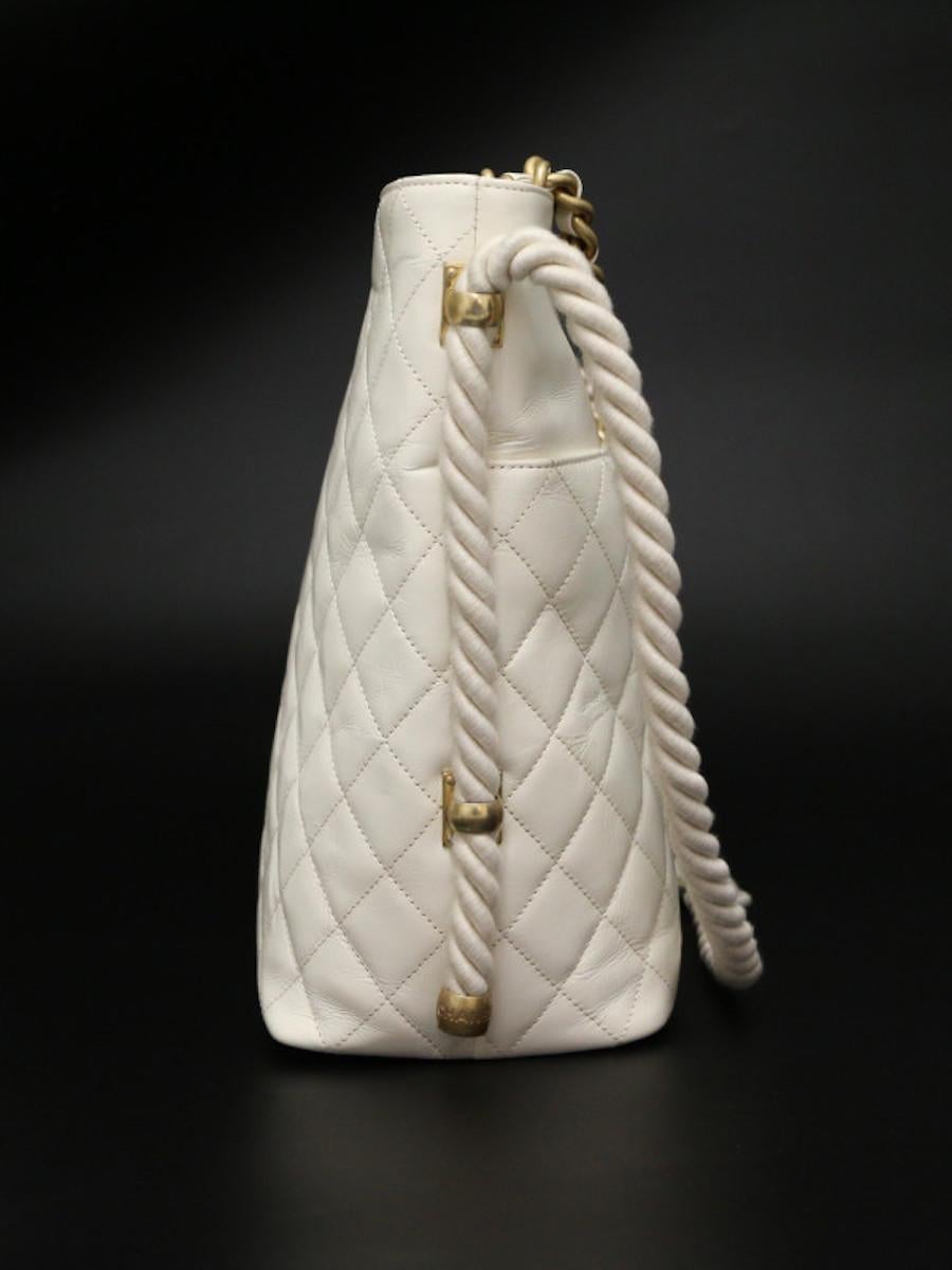 Bolso Hobo blanco CHANEL de 2019 entregado en su funda guardapolvo original CHANEL. 
Bolso de piel de becerro con efecto arrugado que se puede llevar de dos formas, como bandolera con su correa de cuerda o al hombro con su asa metálica de piel