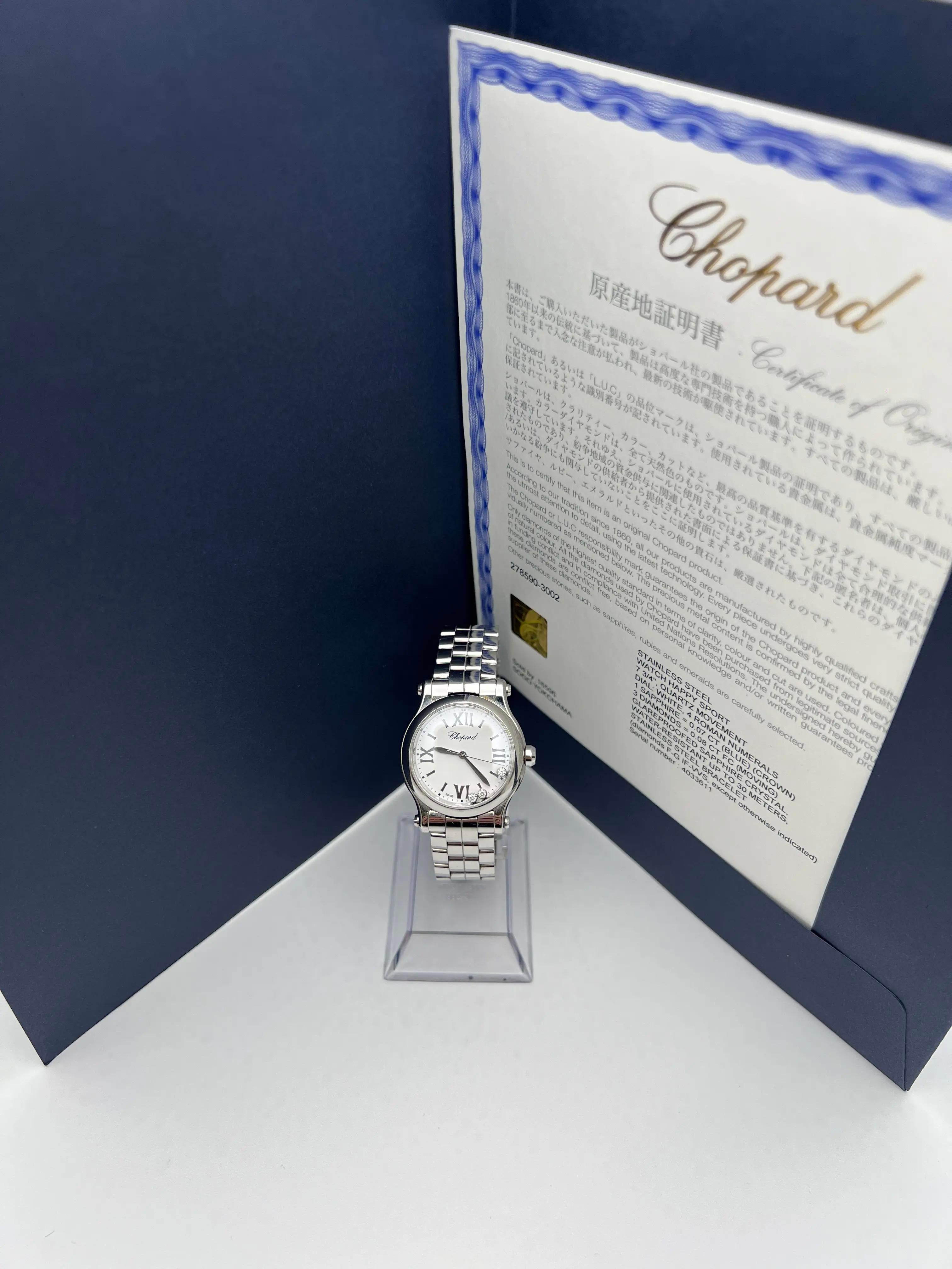 La Chopard Happy Sport, référence 278590-3002, est un garde-temps féminin sophistiqué de 30 mm. Elle est dotée d'un boîtier en acier inoxydable et d'un cadran blanc orné des trois diamants flottants emblématiques de Chopard, qui évoluent élégamment
