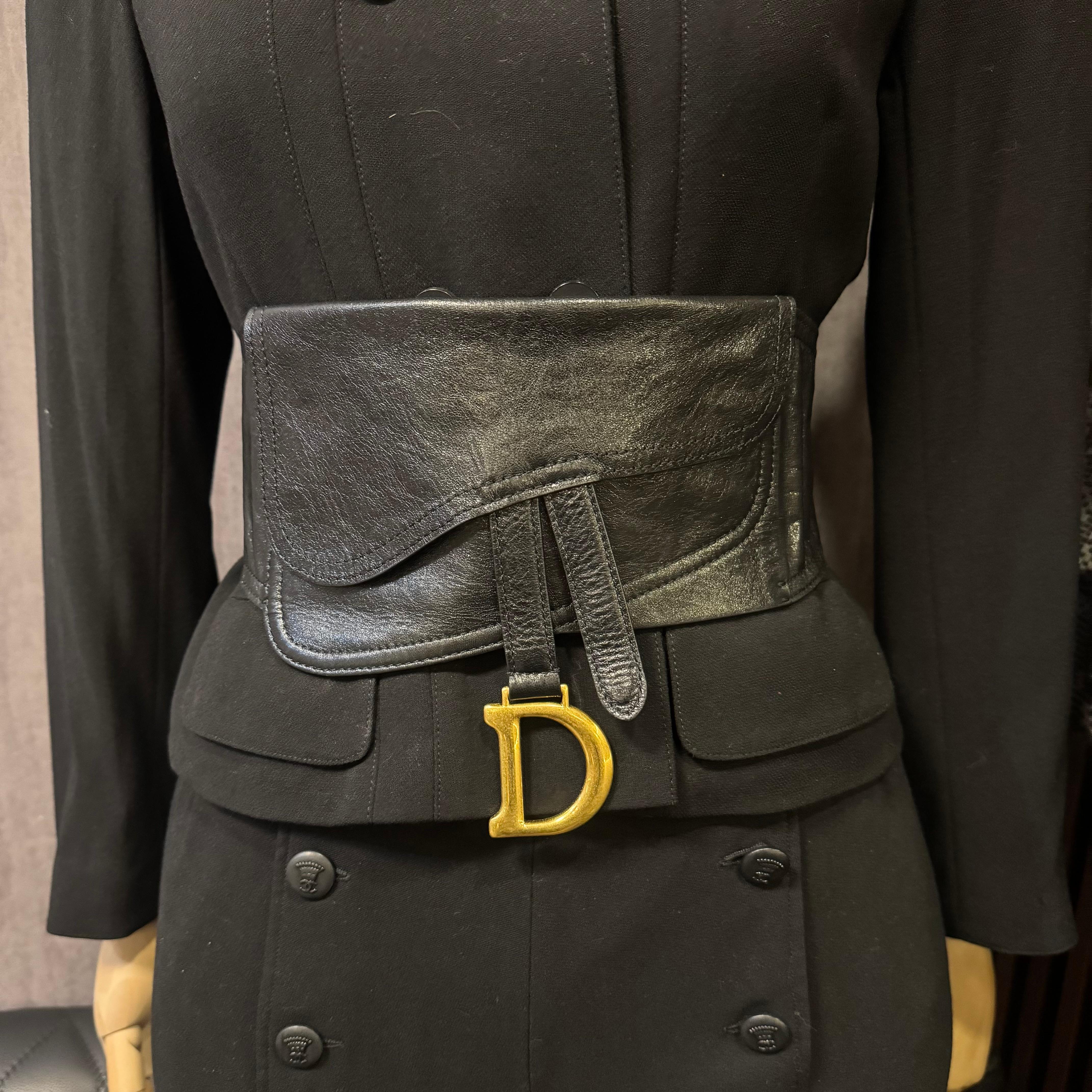 Bellissima cintura dior in pelle lucida con dettagli in oro. Modello piccolo/medio. La lunghezza è di circa 75 cm dalla chiusura al gancio. Ci sono due aree in gomma elastica. Lievi graffi sulla pelle e sull'hardware.