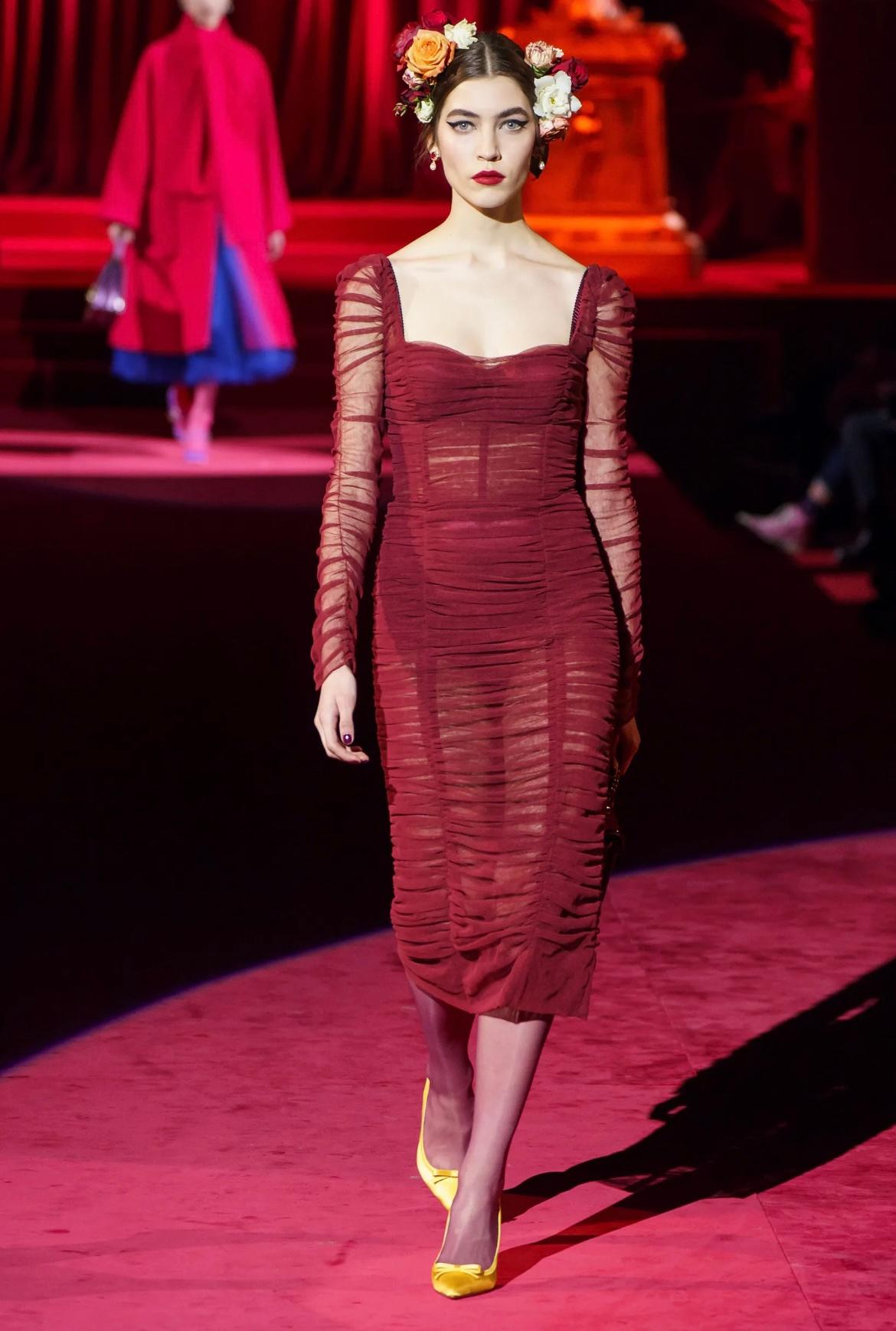 2019 Dolce & Gabbana Runway Documented Rouge Tulle Corset Midi Dress Pour femmes en vente