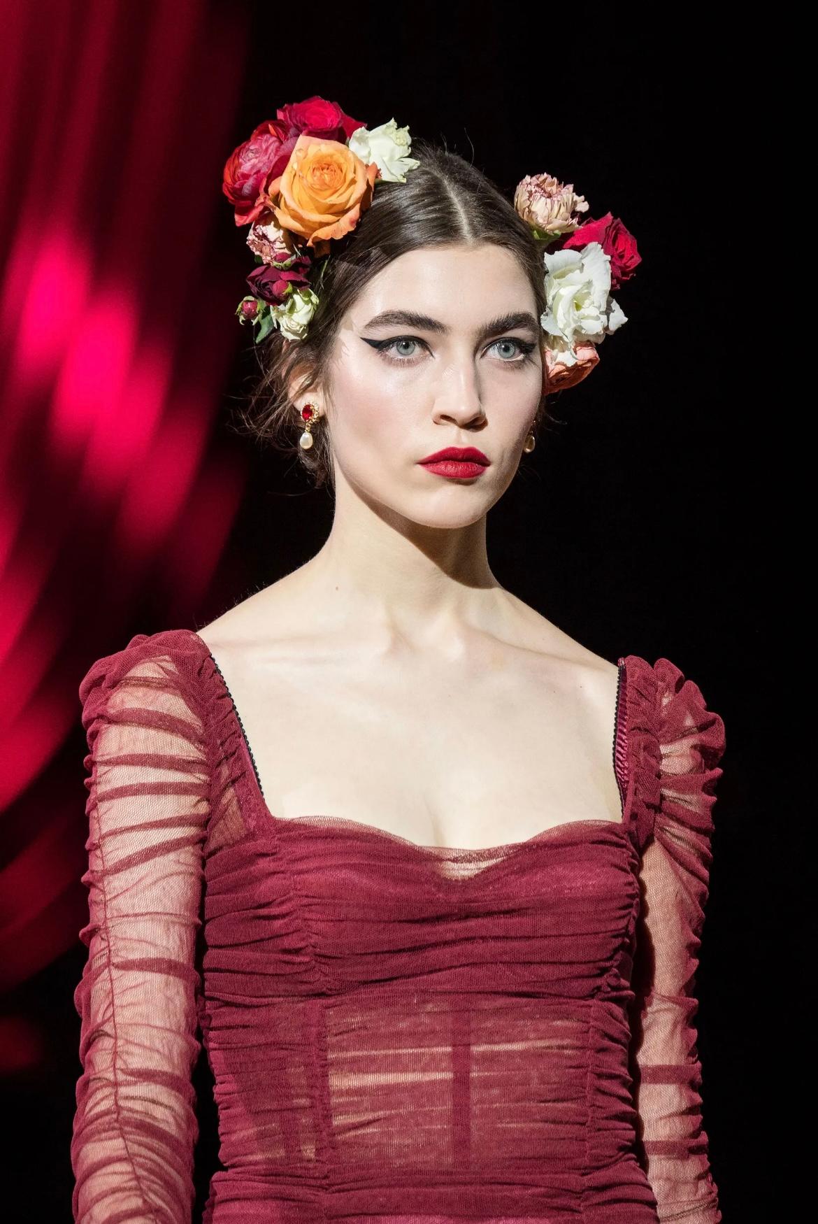 2019 Dolce & Gabbana Runway Documented Rouge Tulle Corset Midi Dress en vente 1