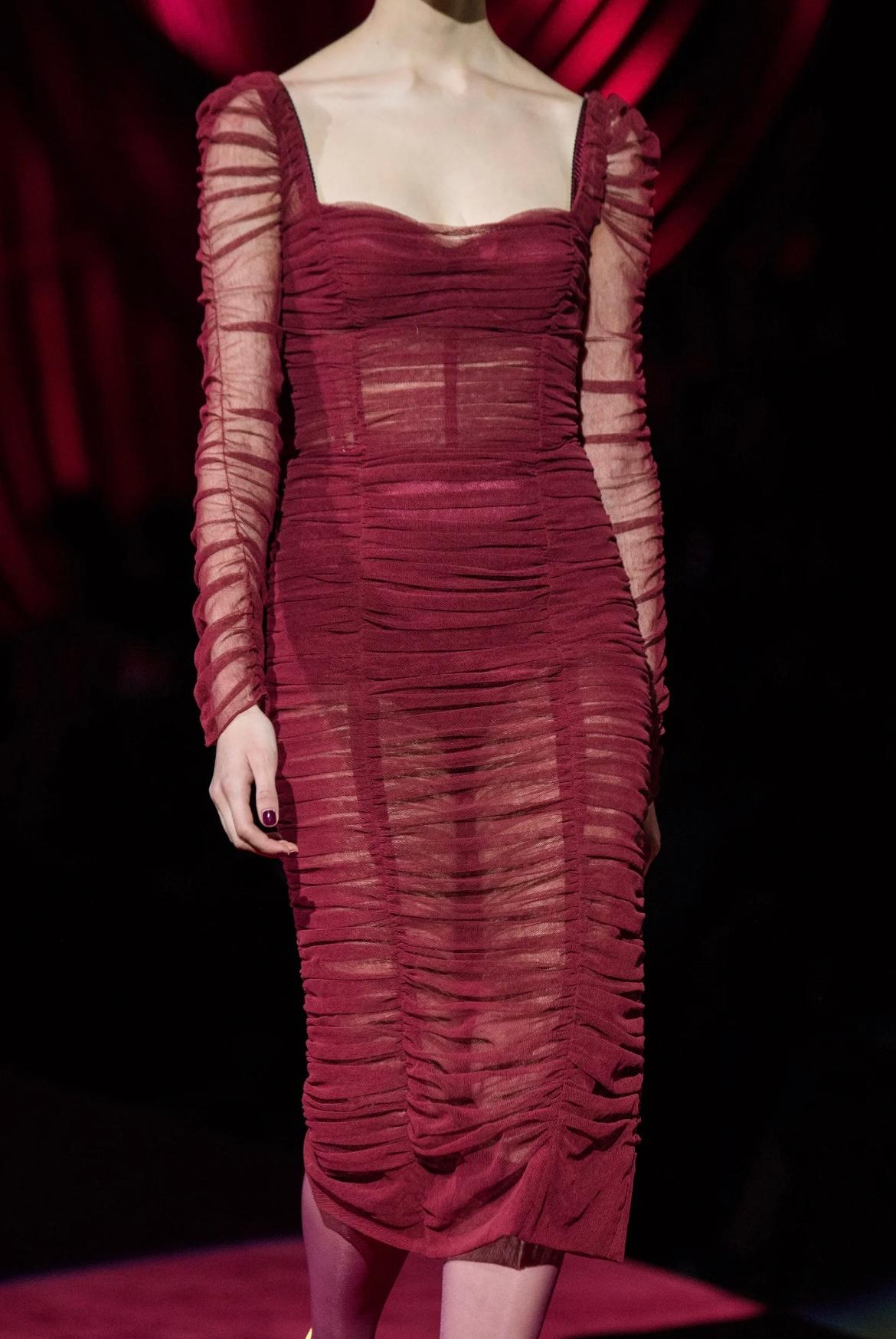 2019 Dolce & Gabbana Runway Documented Rouge Tulle Corset Midi Dress en vente 2