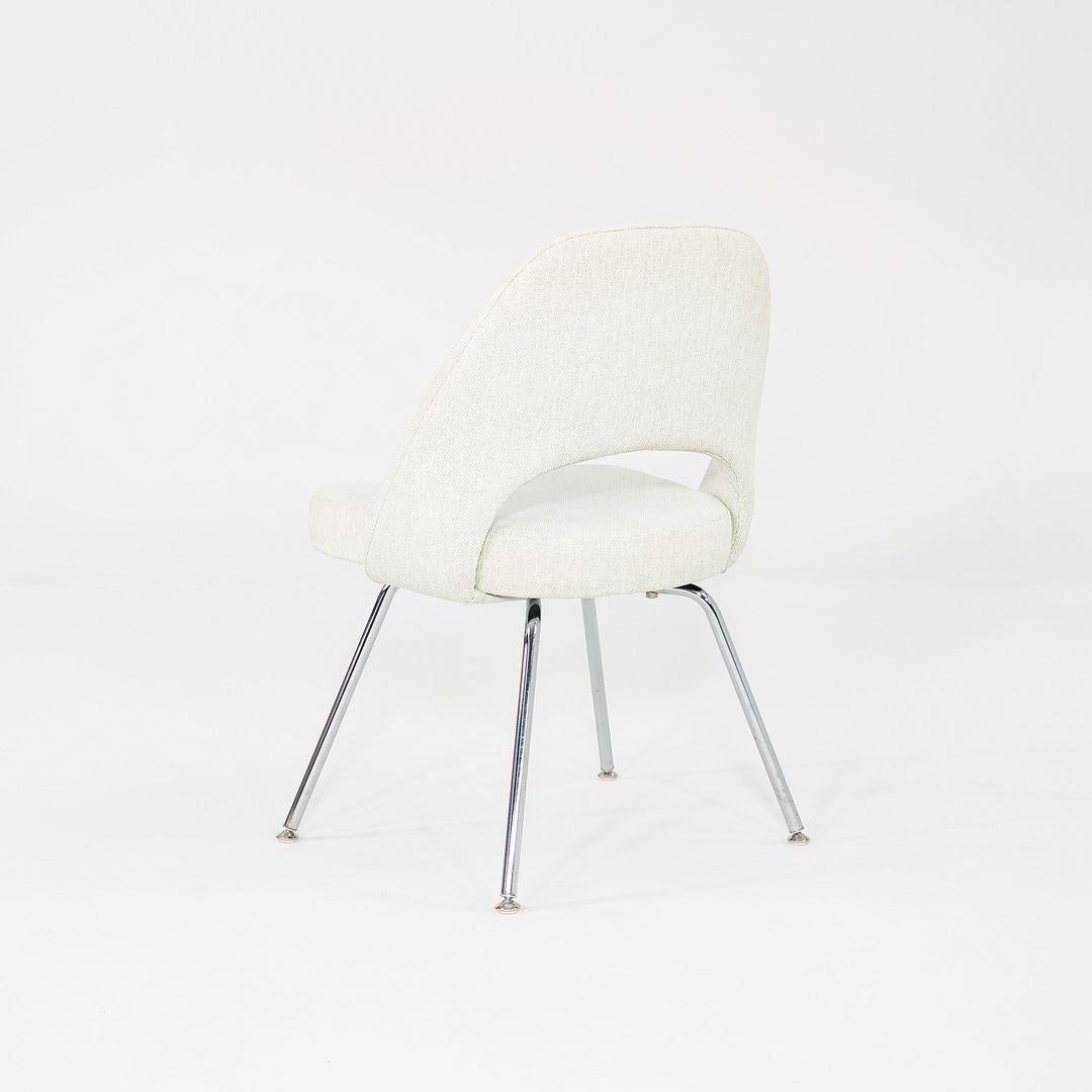 Si tratta di una Saarinen Executive Side Chair, disegnata originariamente da Eero Saarinen nel 1957. Questi esemplari in particolare sono stati prodotti da Knoll negli Stati Uniti nel 2019. Le sedie hanno sedute imbottite in tessuto azzurro e le