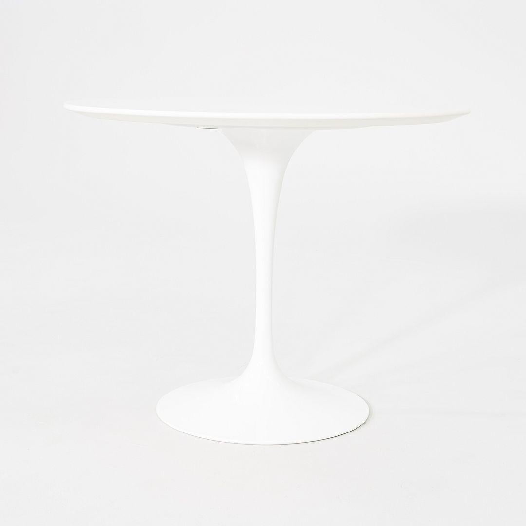 2019 Eero Saarinen for Knoll Table de salle à manger Tulip en stratifié blanc 36