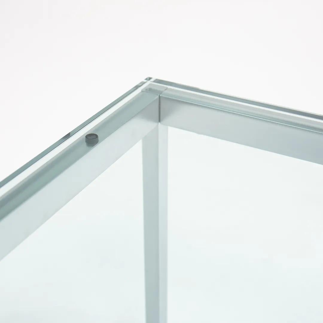 2019 Florence Knoll End Table 29 x 29 mit Glasplatte und Satinrahmen (Moderne) im Angebot