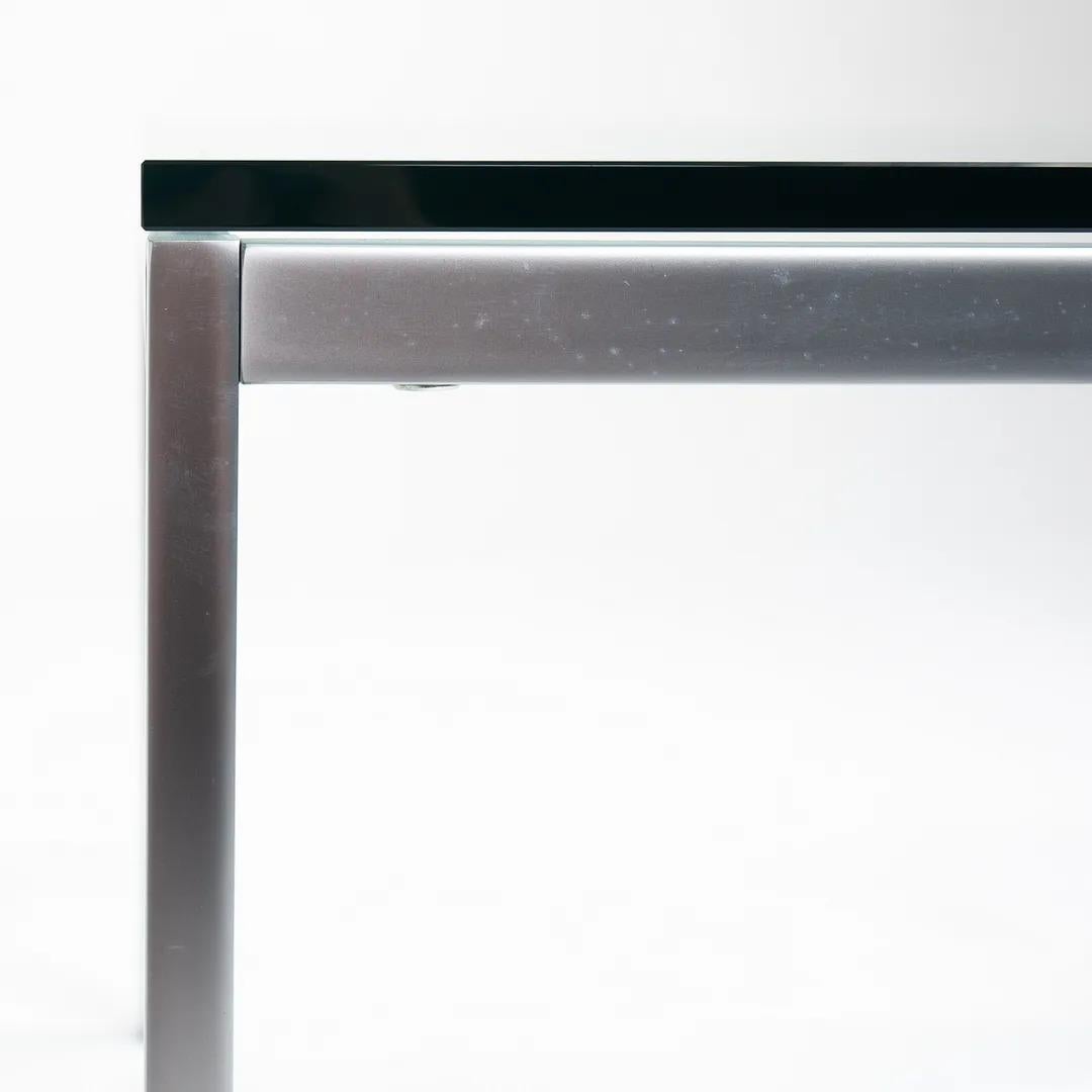 2019 Table d'appoint 29 x 29 de Florence Knoll avec plateau en verre et cadre satiné Bon état - En vente à Philadelphia, PA
