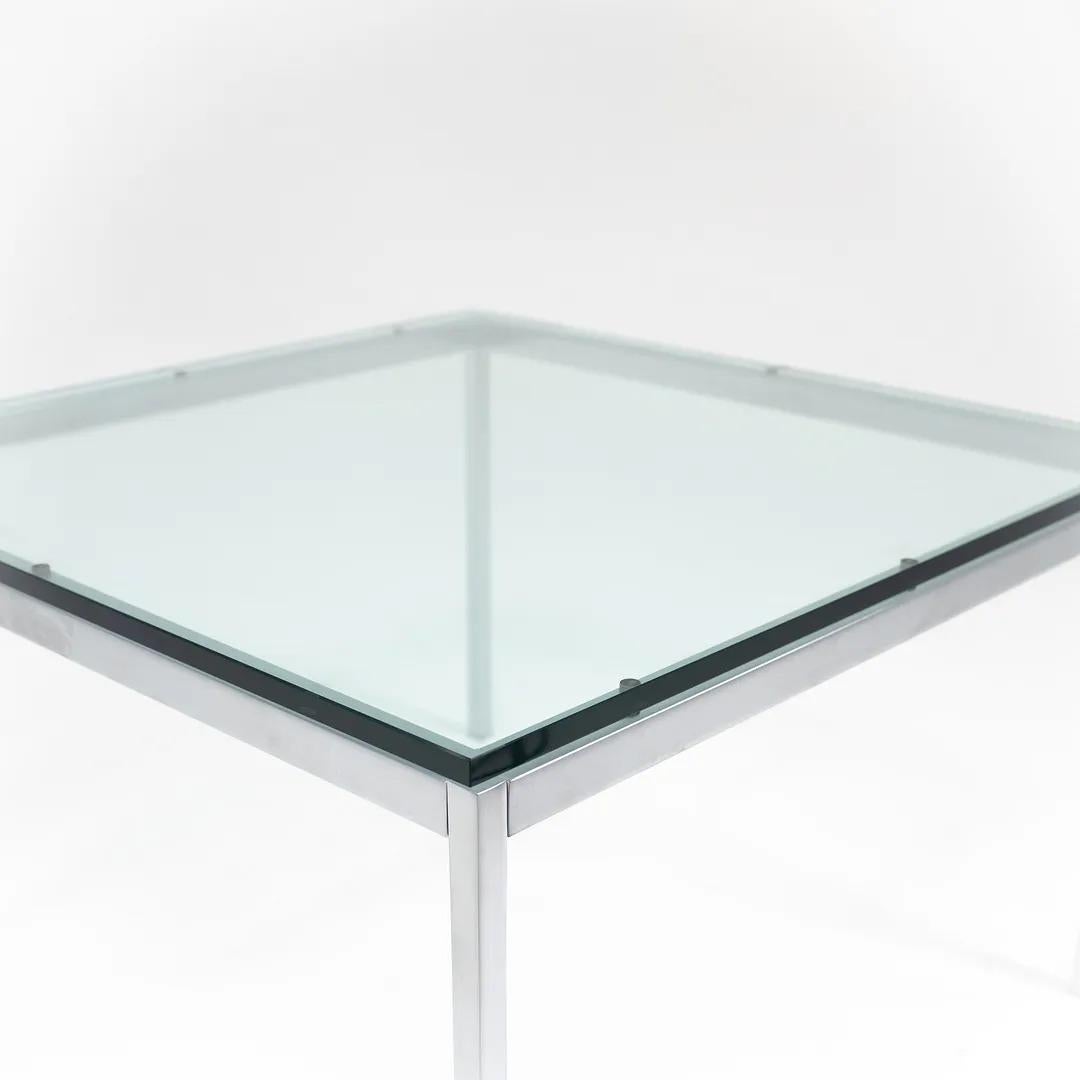 2019 Florence Knoll End Table 29 x 29 mit Glasplatte und Satinrahmen (Stahl) im Angebot