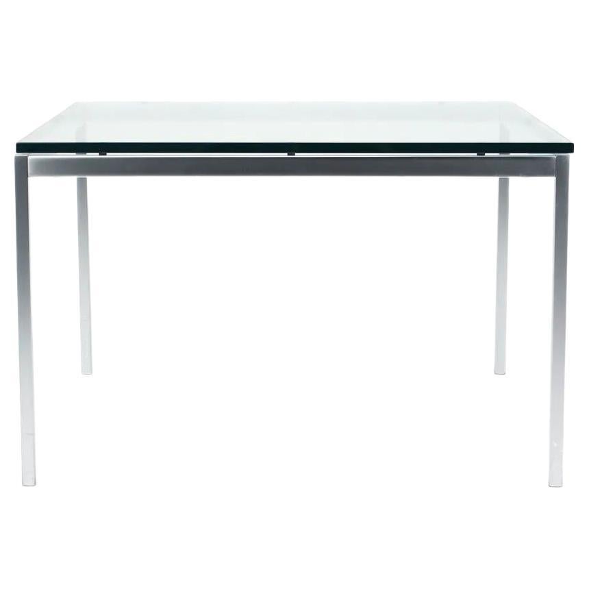 2019 Table d'appoint 29 x 29 de Florence Knoll avec plateau en verre et cadre satiné en vente