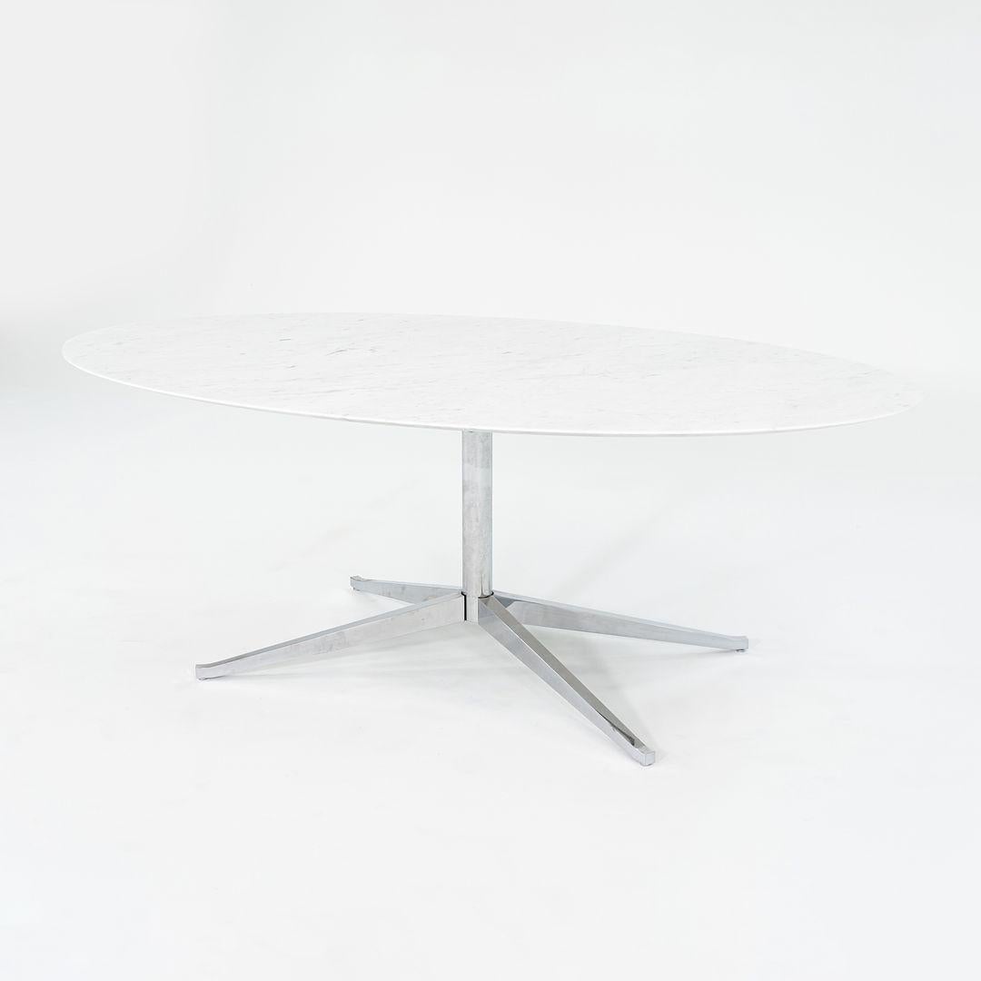 Se trata de una mesa de conferencia Florence Knoll, modelo 2480T, diseñada inicialmente en 1961. Esta pieza en concreto fue producida por Knoll International en 2019. Tiene una base en X de acero pulido y una tapa ovalada de mármol de Carrara
