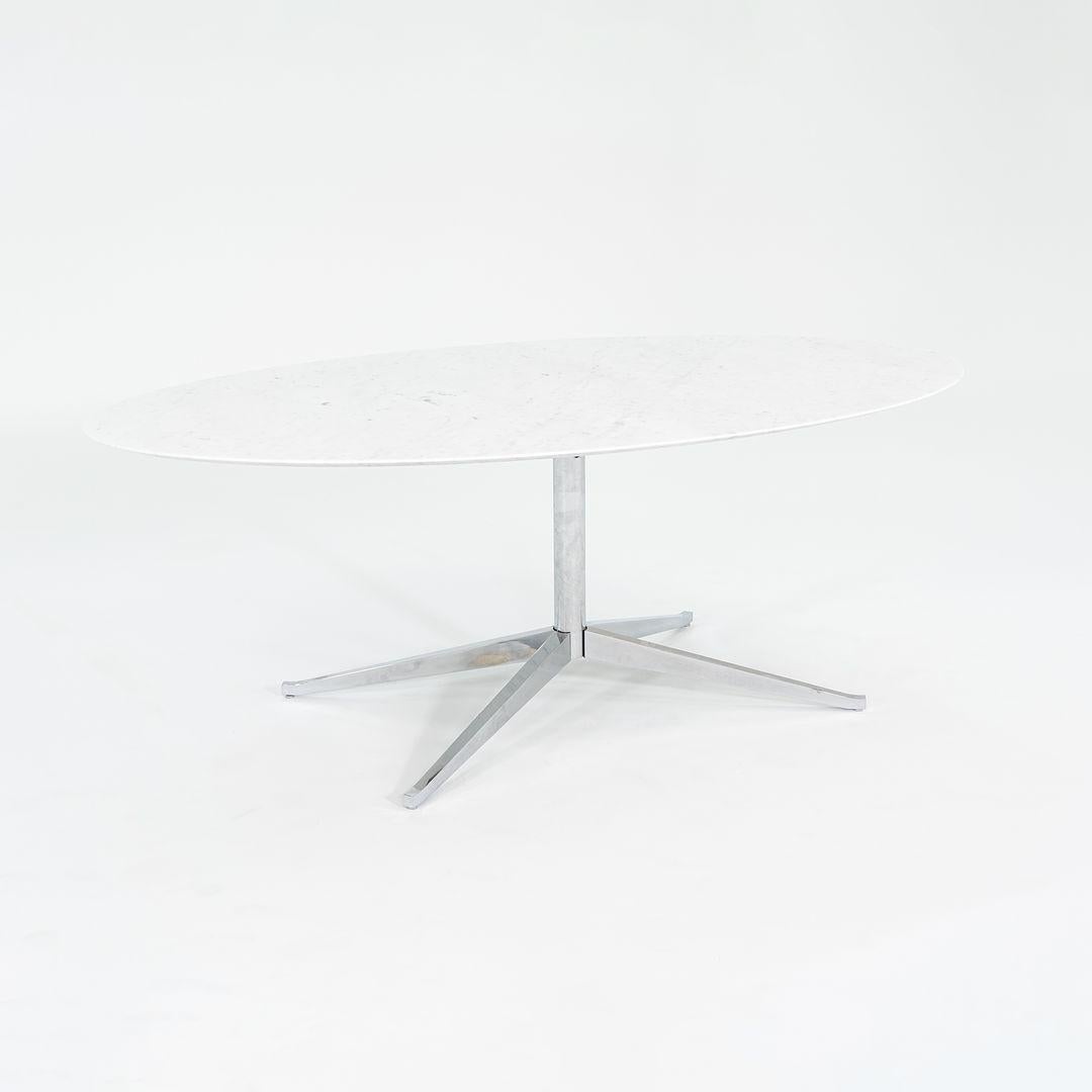 2019 Florence Knoll Mesa de Comedor Ovalada con Tablero de Mármol de Carrara Satinado 48 x 78 Pulgadas Moderno en venta